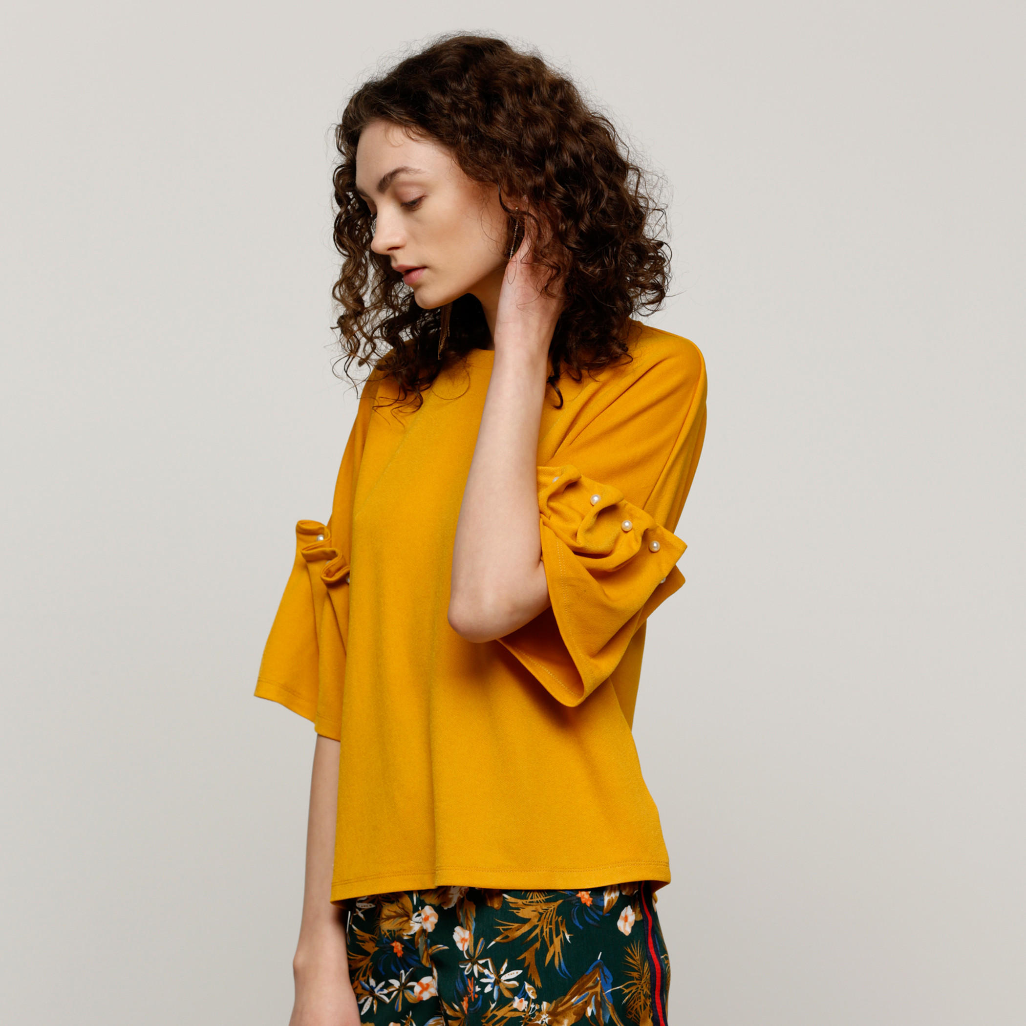 بلوزة بياقة مستديرة مزيّنة باللؤلؤ-women-clothing-shirtsandblouses-blouses-image-3