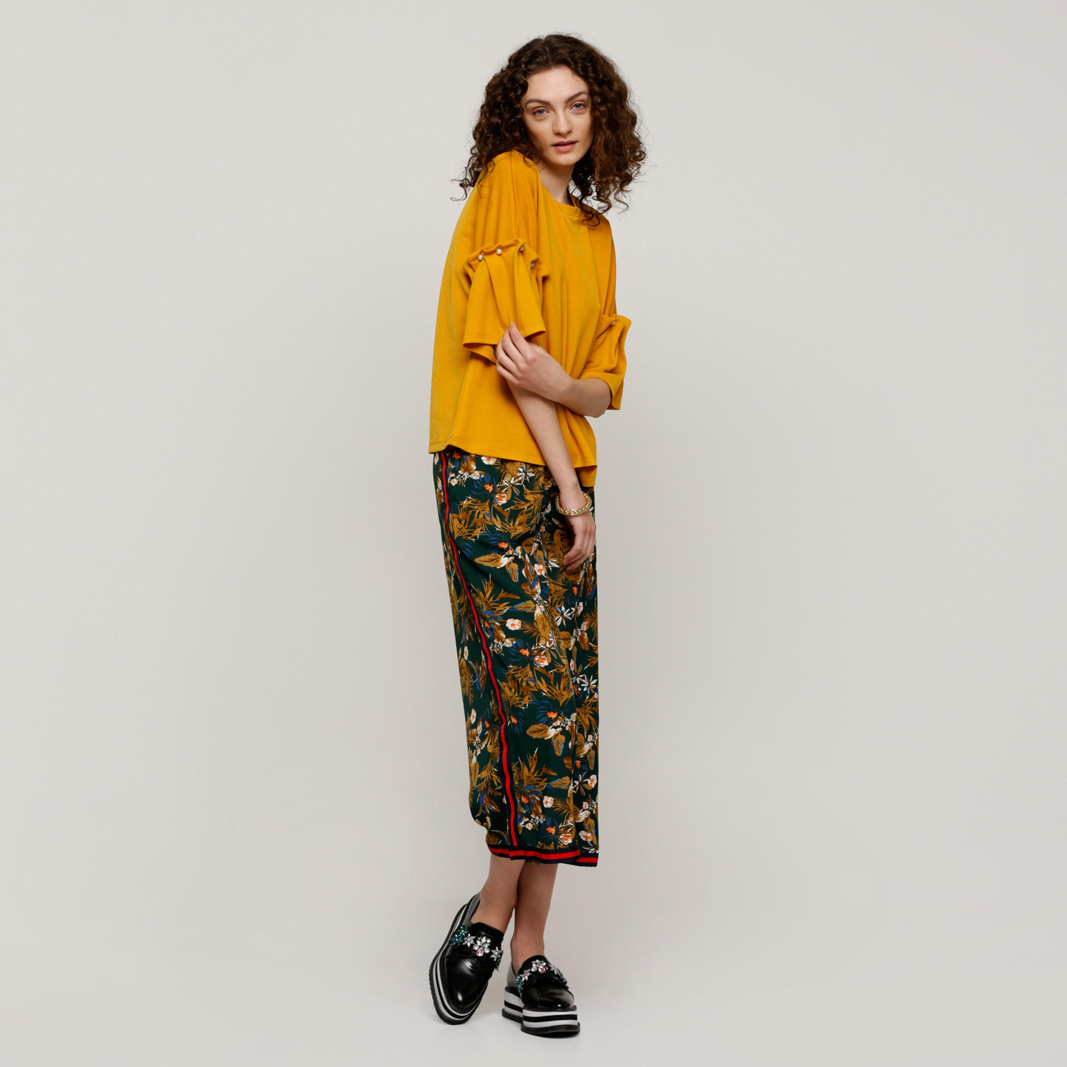 بلوزة بياقة مستديرة مزيّنة باللؤلؤ-women-clothing-shirtsandblouses-blouses-image-5