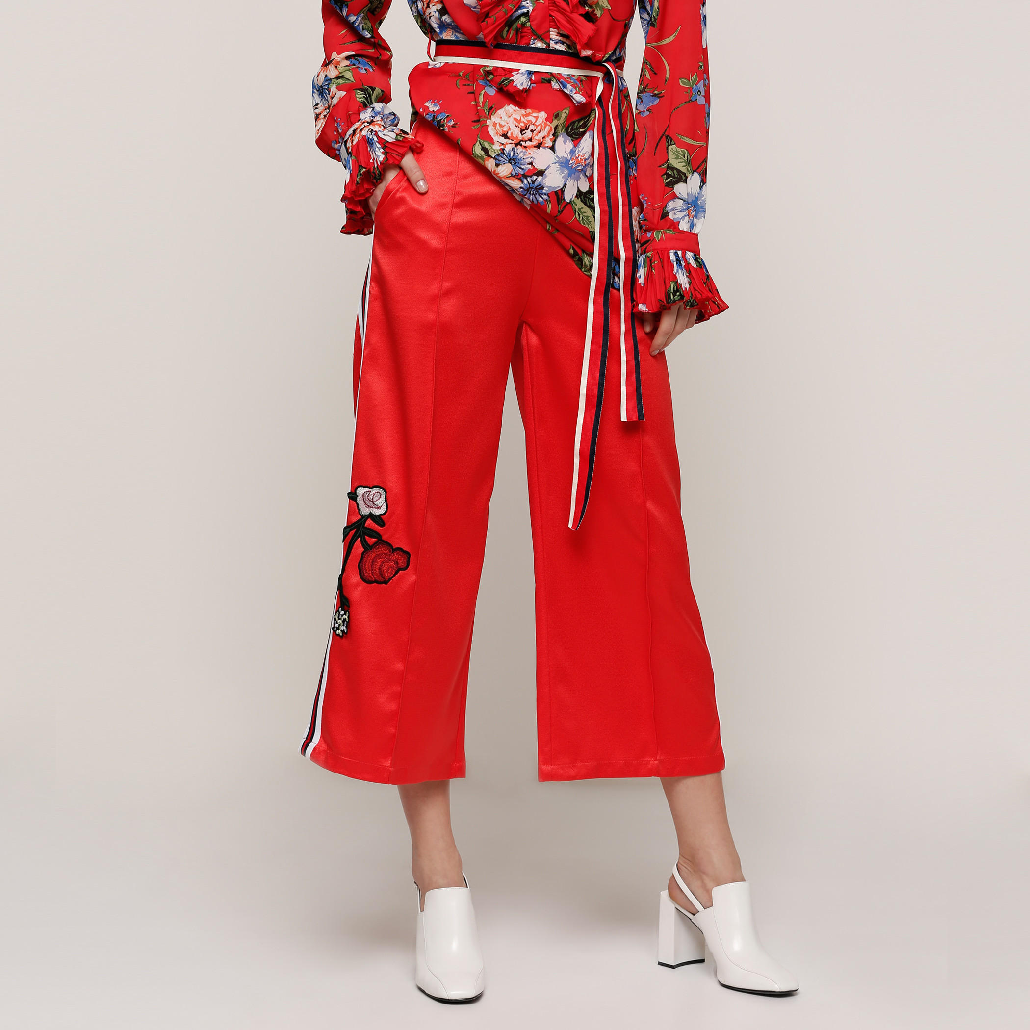 بنطال واسع الساقين مطرّز ومزخرف بأشرطة-women-clothing-bottoms-trousers-image-1