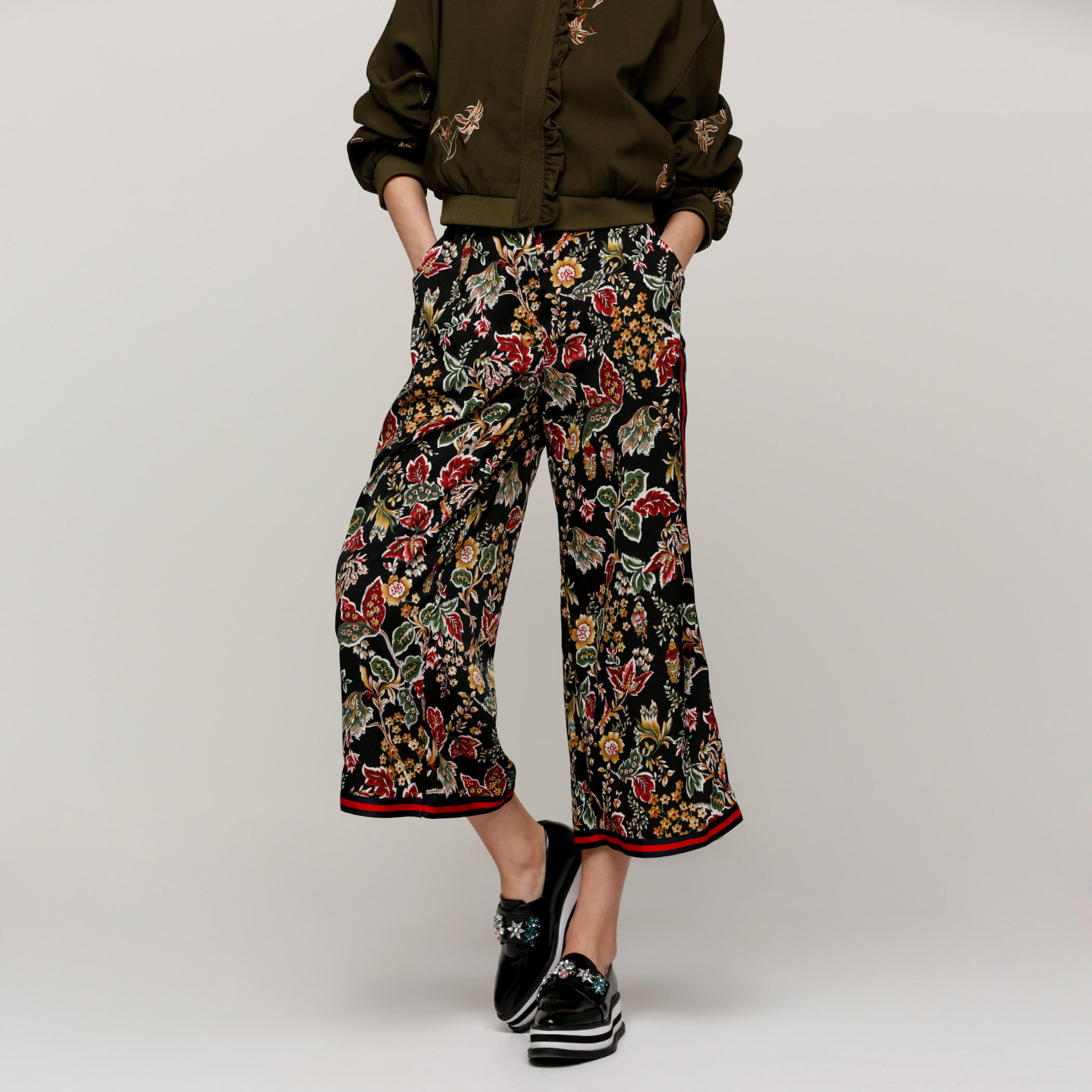 بنطال واسع الساقين مزخرف بأشرطة وجيوب مع طبعات-women-clothing-bottoms-trousers-image-1