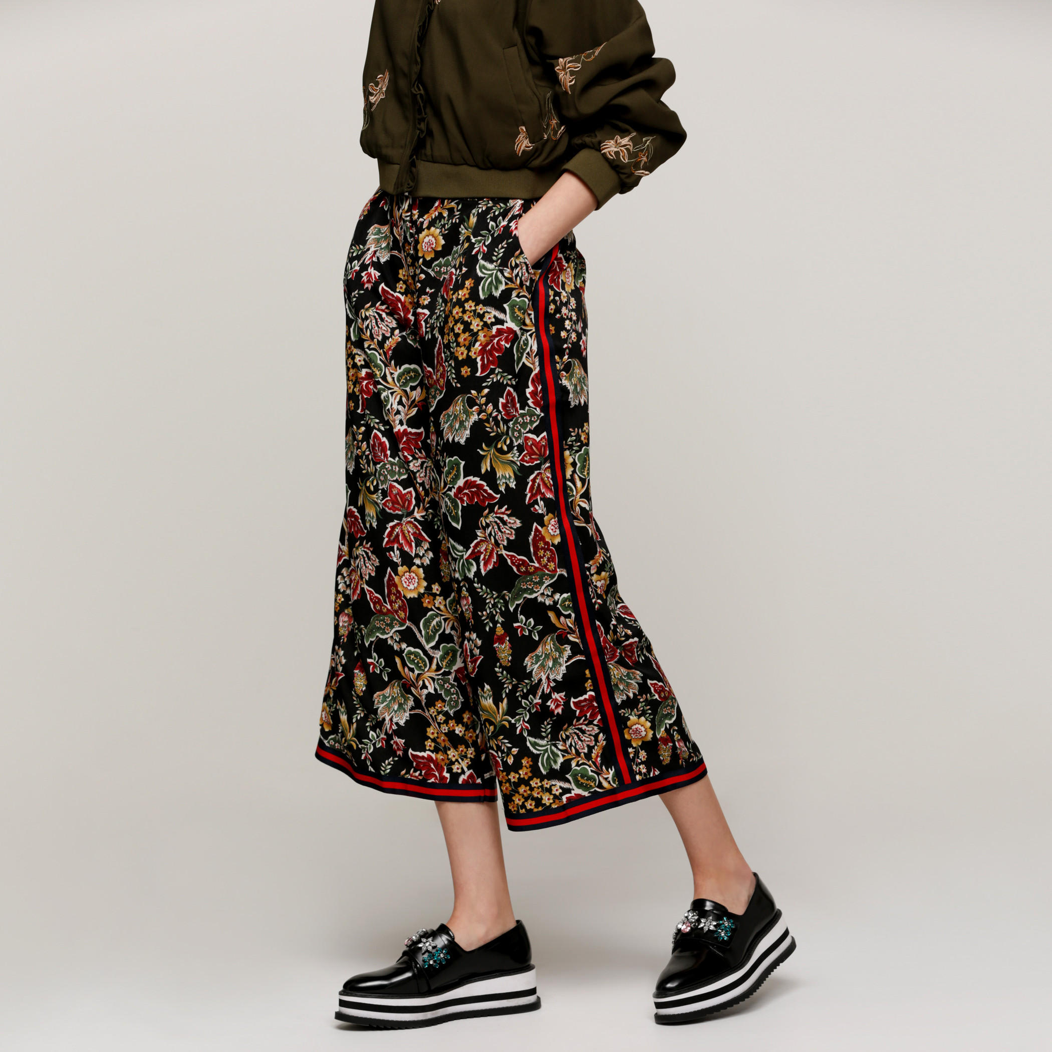 بنطال واسع الساقين مزخرف بأشرطة وجيوب مع طبعات-women-clothing-bottoms-trousers-image-3