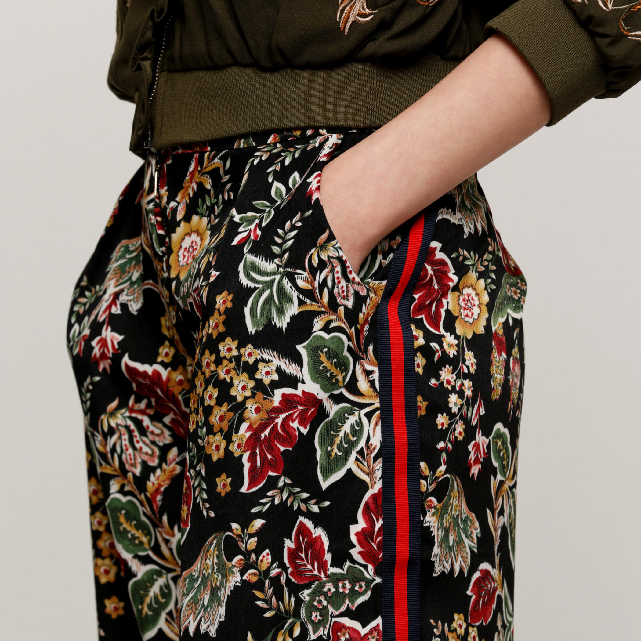 بنطال واسع الساقين مزخرف بأشرطة وجيوب مع طبعات-women-clothing-bottoms-trousers-image-4