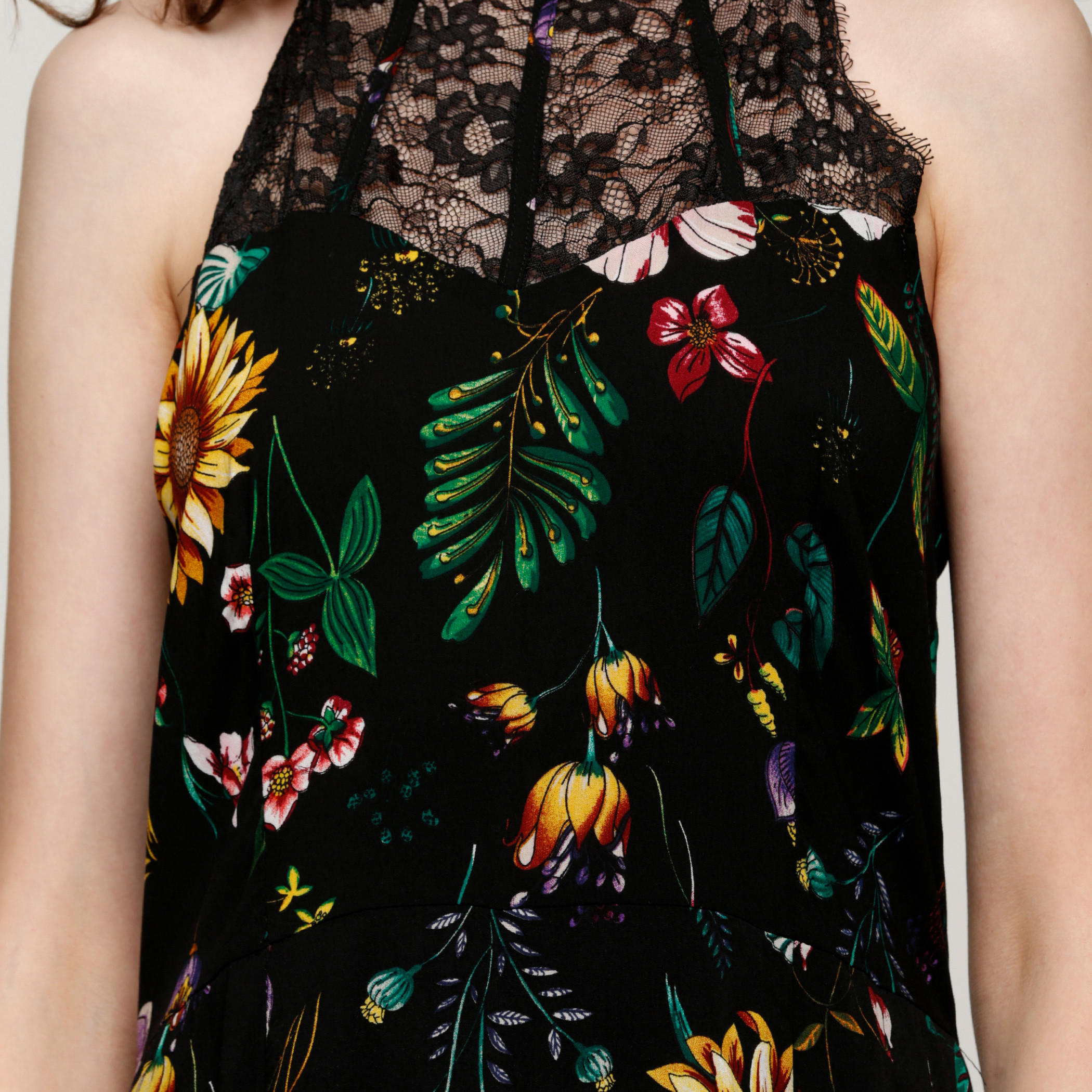 فستان طويل بياقة هالتر وتفاصيل دانتيل مع طبعات-women-clothing-dresses-image-4