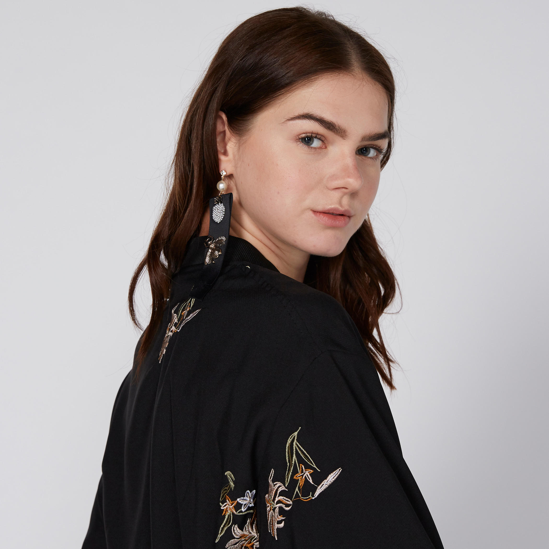 جاكيت بومبر مطرّز بأكمام طويلة وسحّاب إغلاق-women-winterwear-coatsandjackets-jackets-image-3