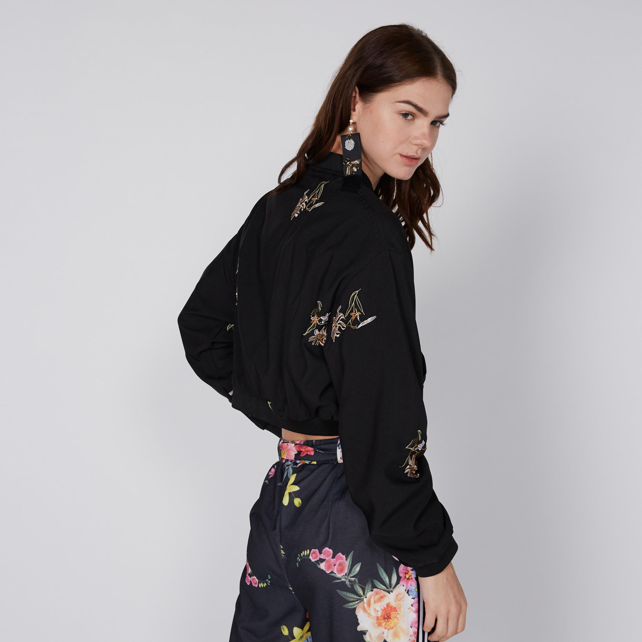 جاكيت بومبر مطرّز بأكمام طويلة وسحّاب إغلاق-women-winterwear-coatsandjackets-jackets-image-5