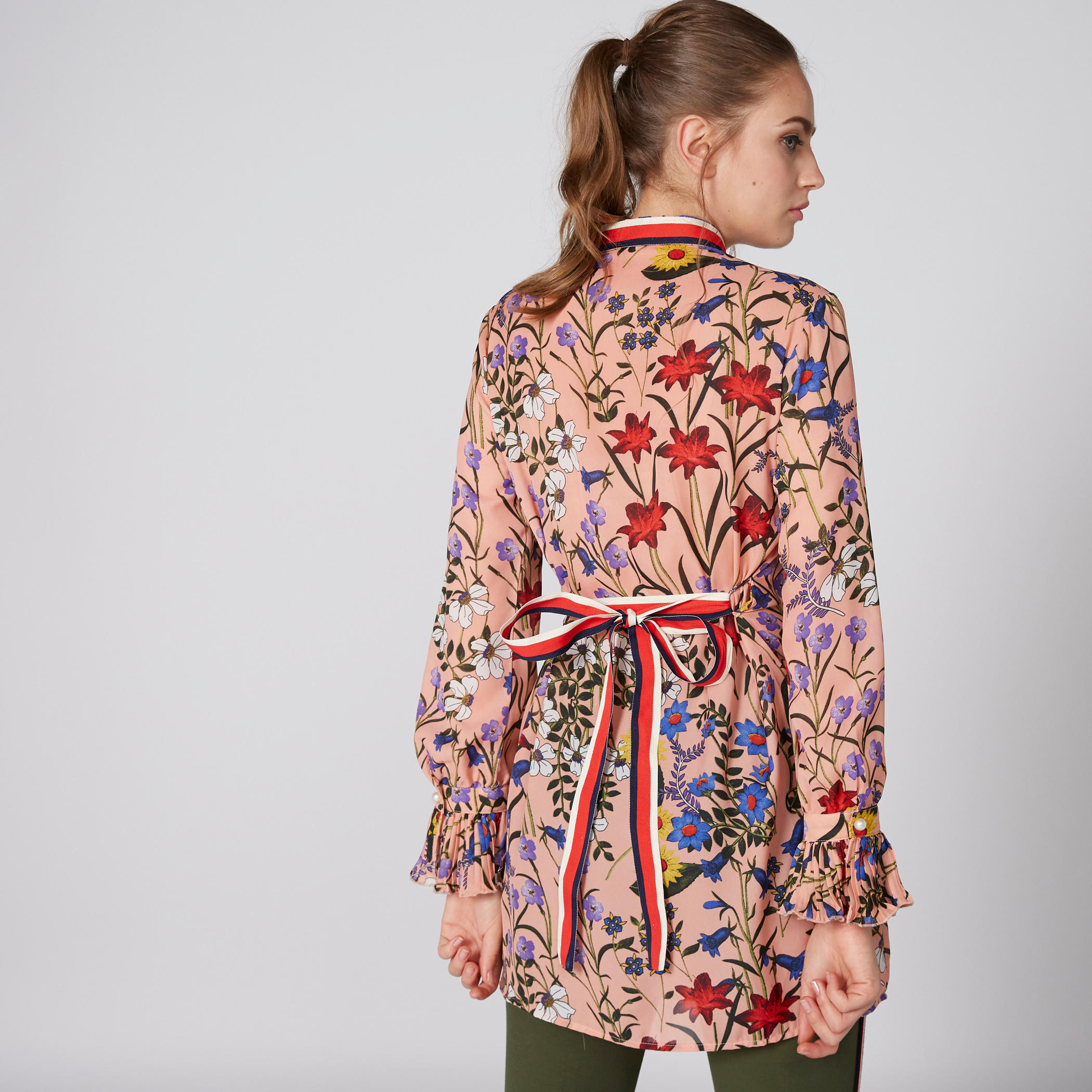 بلوزة بأكمام طويلة وتفاصيل كشكش وطبعات-women-clothing-shirtsandblouses-blouses-image-2