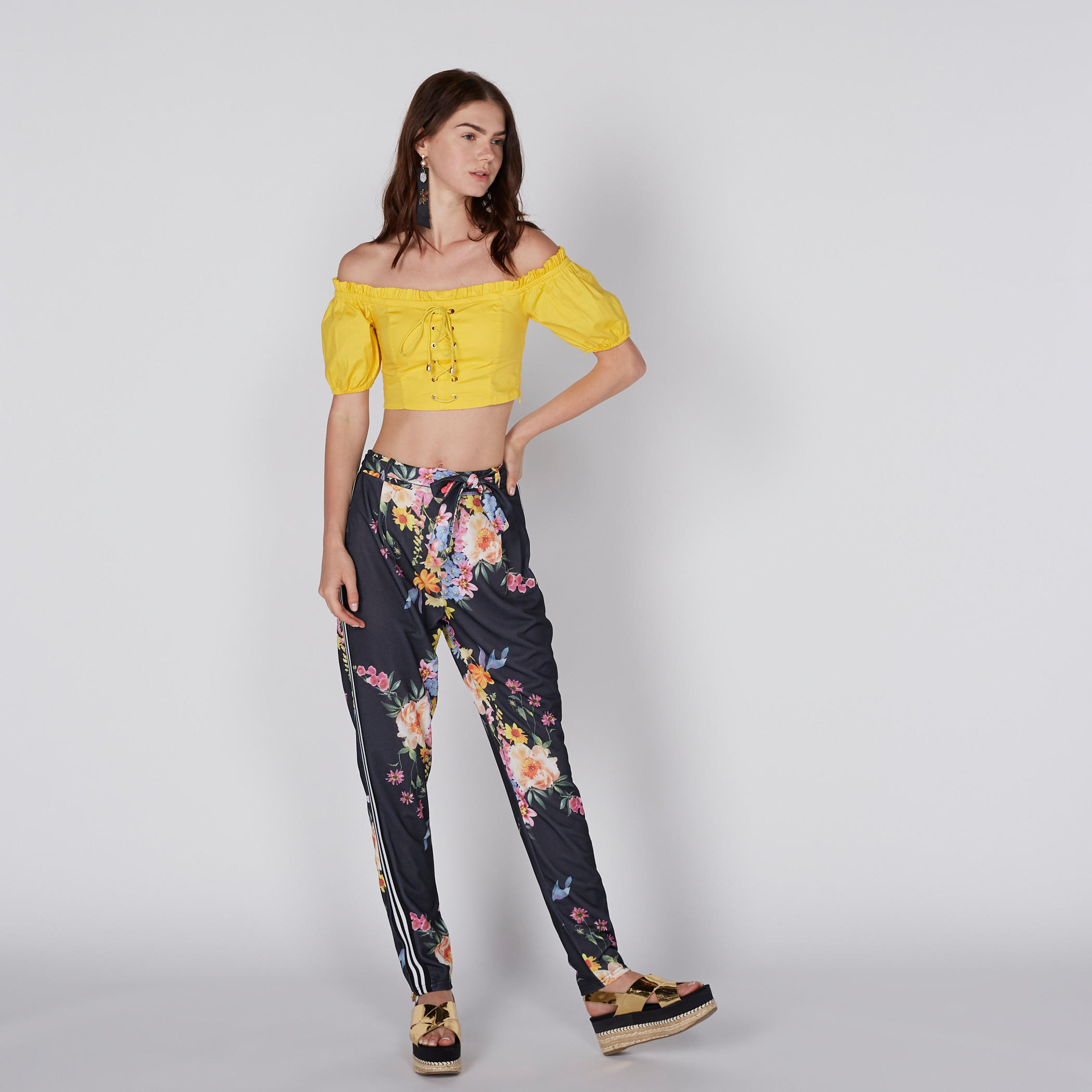 بلوزة قصيرة بأكتاف مكشوفة وتفاصيل دانتيل-women-clothing-shirtsandblouses-blouses-image-1