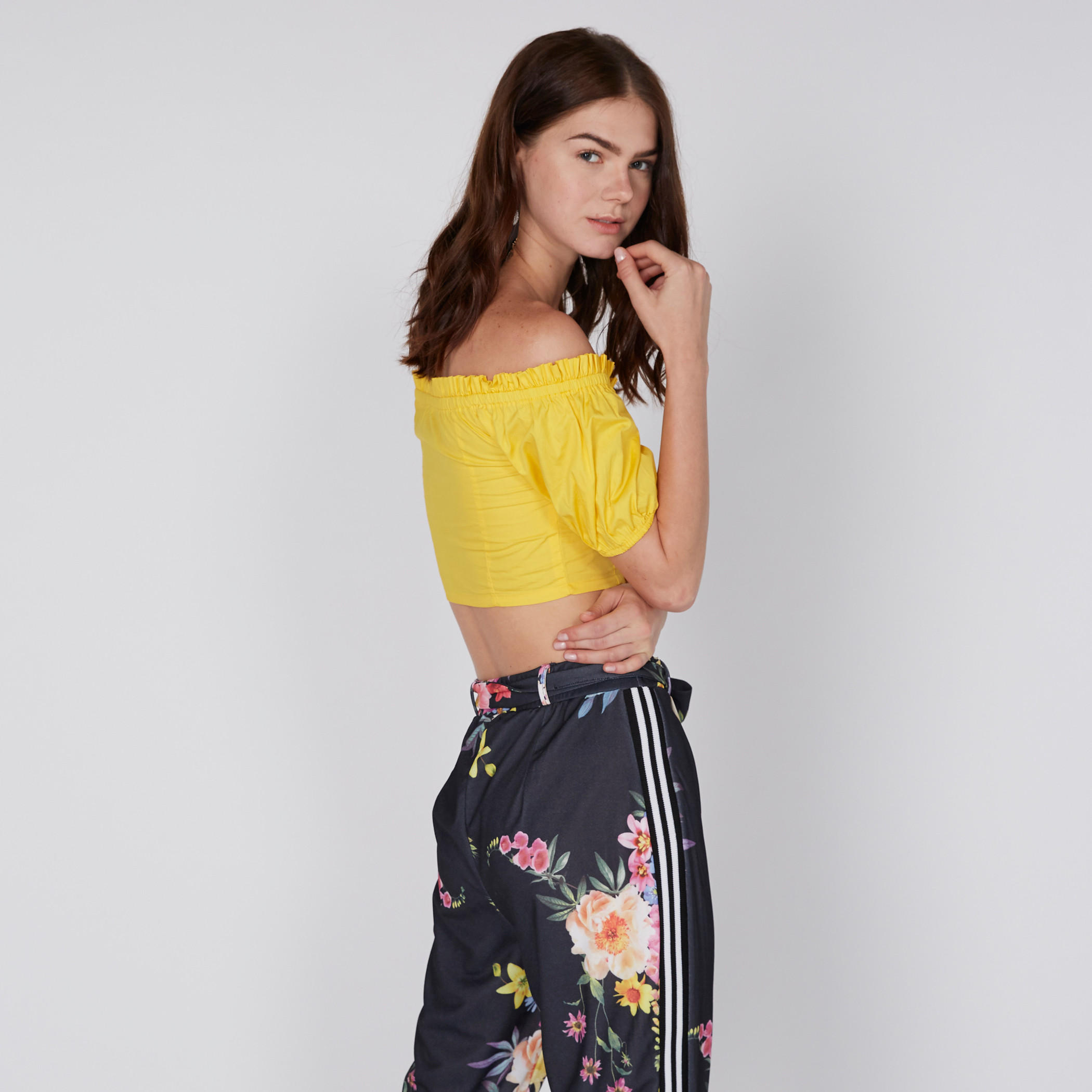 بلوزة قصيرة بأكتاف مكشوفة وتفاصيل دانتيل-women-clothing-shirtsandblouses-blouses-image-3
