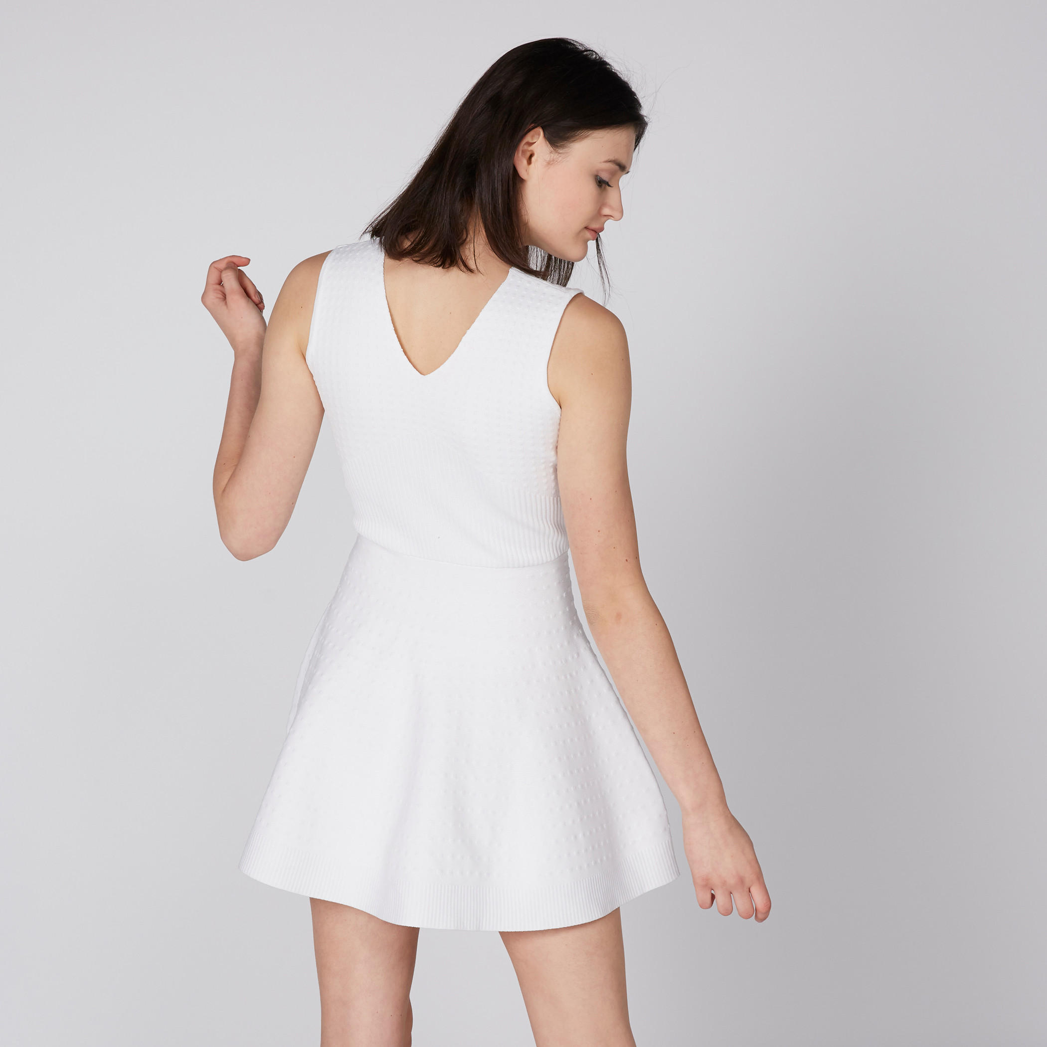 فستان قصير بارز الملمس دون أكمام بياقة V-women-clothing-dresses-image-3