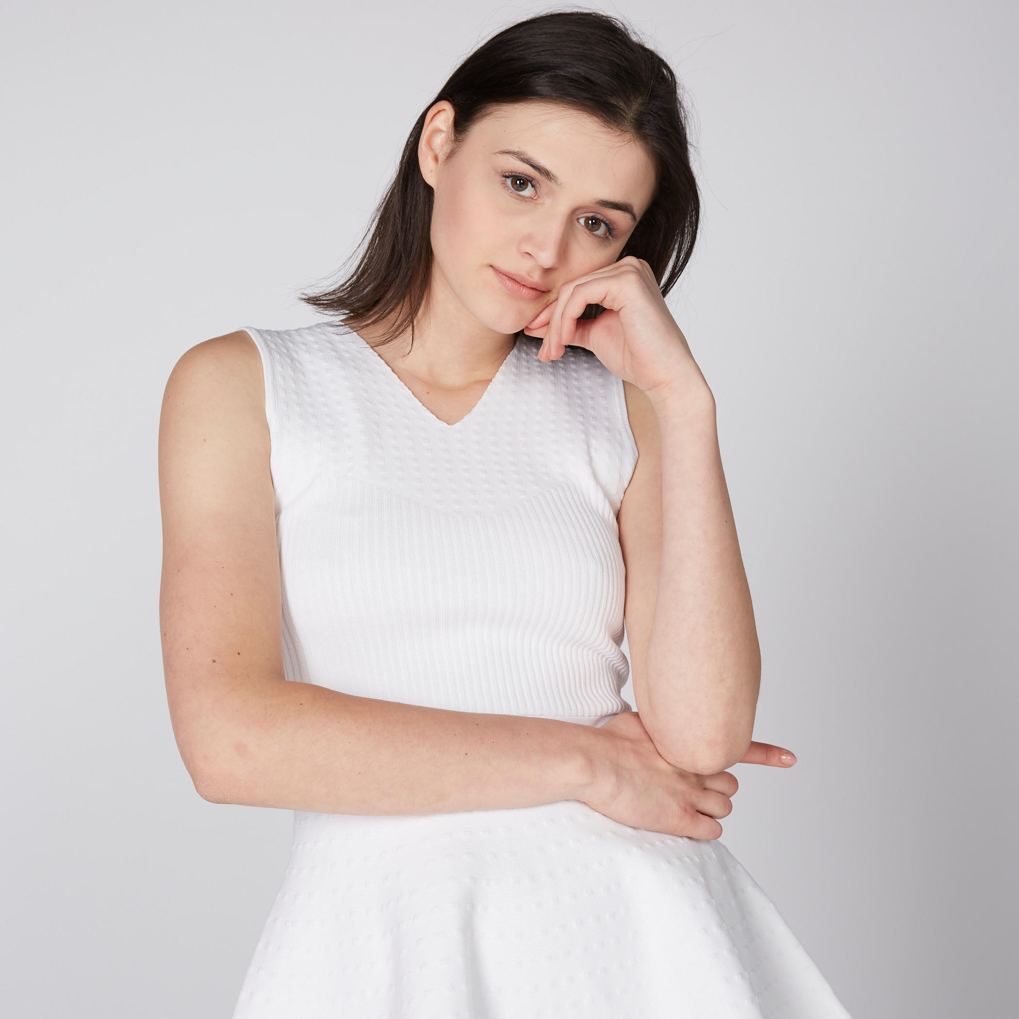فستان قصير بارز الملمس دون أكمام بياقة V-women-clothing-dresses-image-4