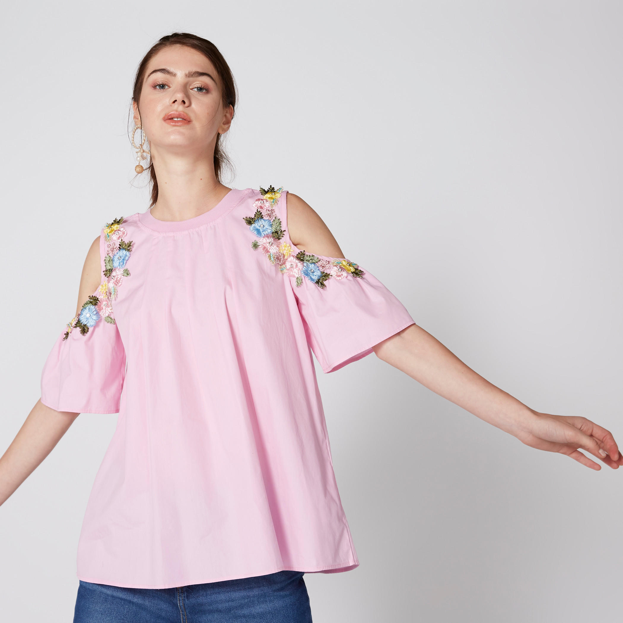 بلوزة بأكتاف مفرغة وتطريز وياقة مستديرة-women-clothing-shirtsandblouses-blouses-image-1