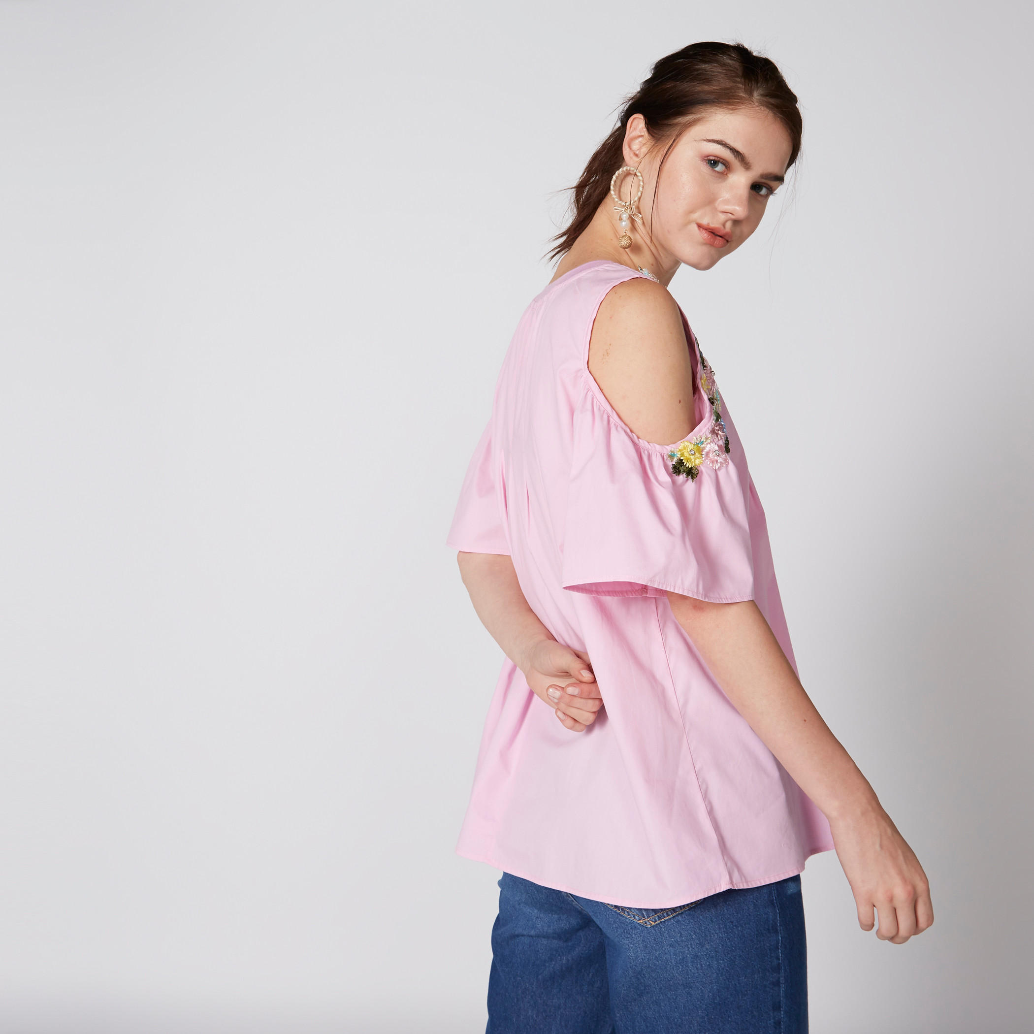 بلوزة بأكتاف مفرغة وتطريز وياقة مستديرة-women-clothing-shirtsandblouses-blouses-image-2