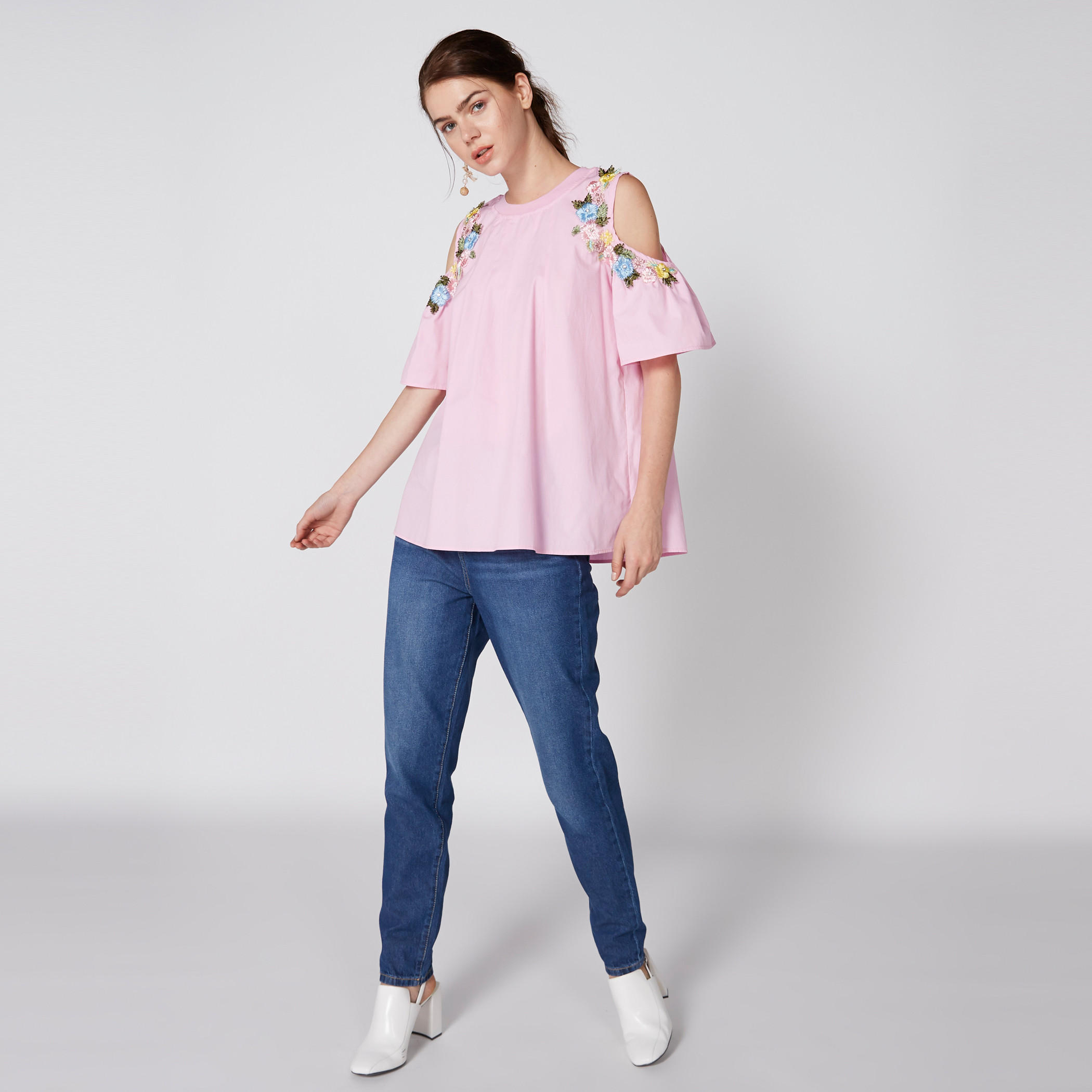 بلوزة بأكتاف مفرغة وتطريز وياقة مستديرة-women-clothing-shirtsandblouses-blouses-image-3