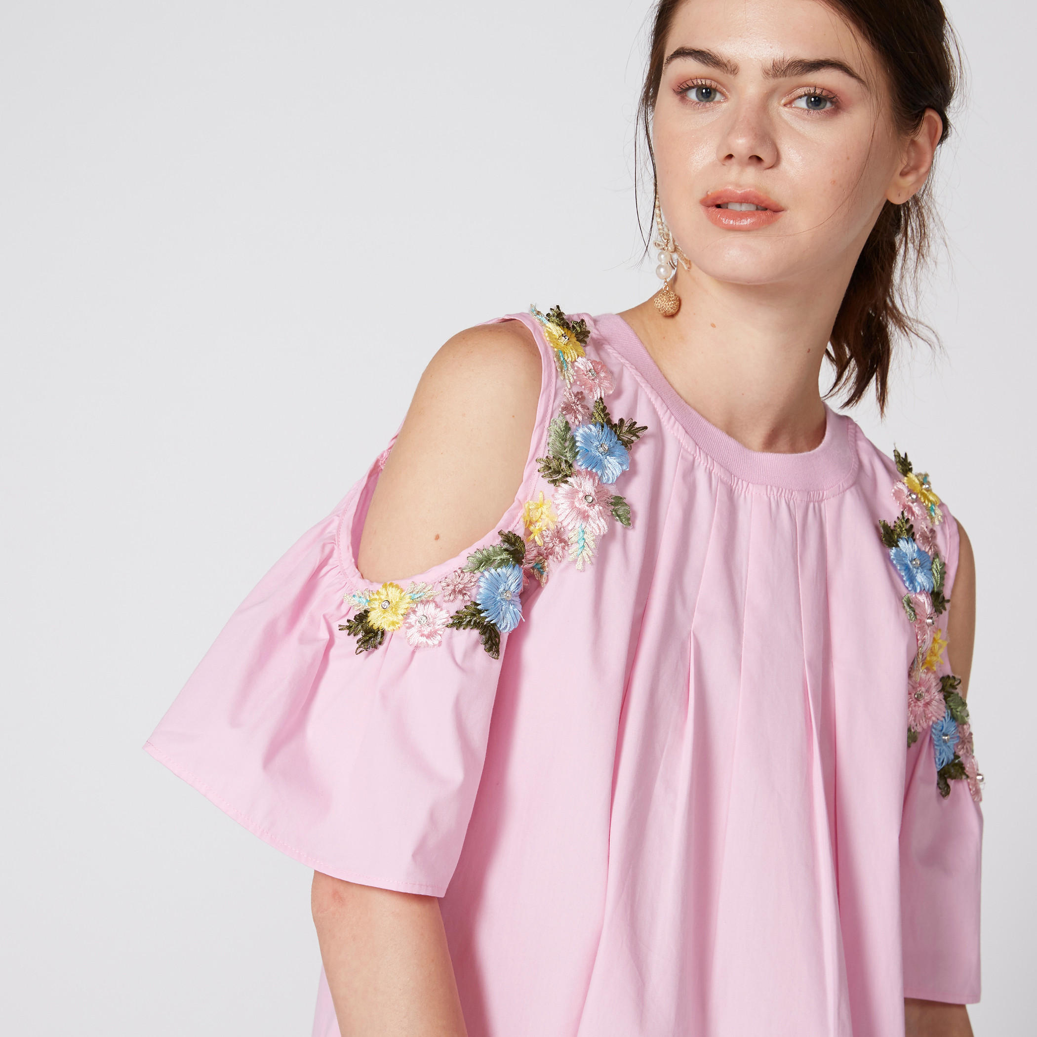 بلوزة بأكتاف مفرغة وتطريز وياقة مستديرة-women-clothing-shirtsandblouses-blouses-image-4