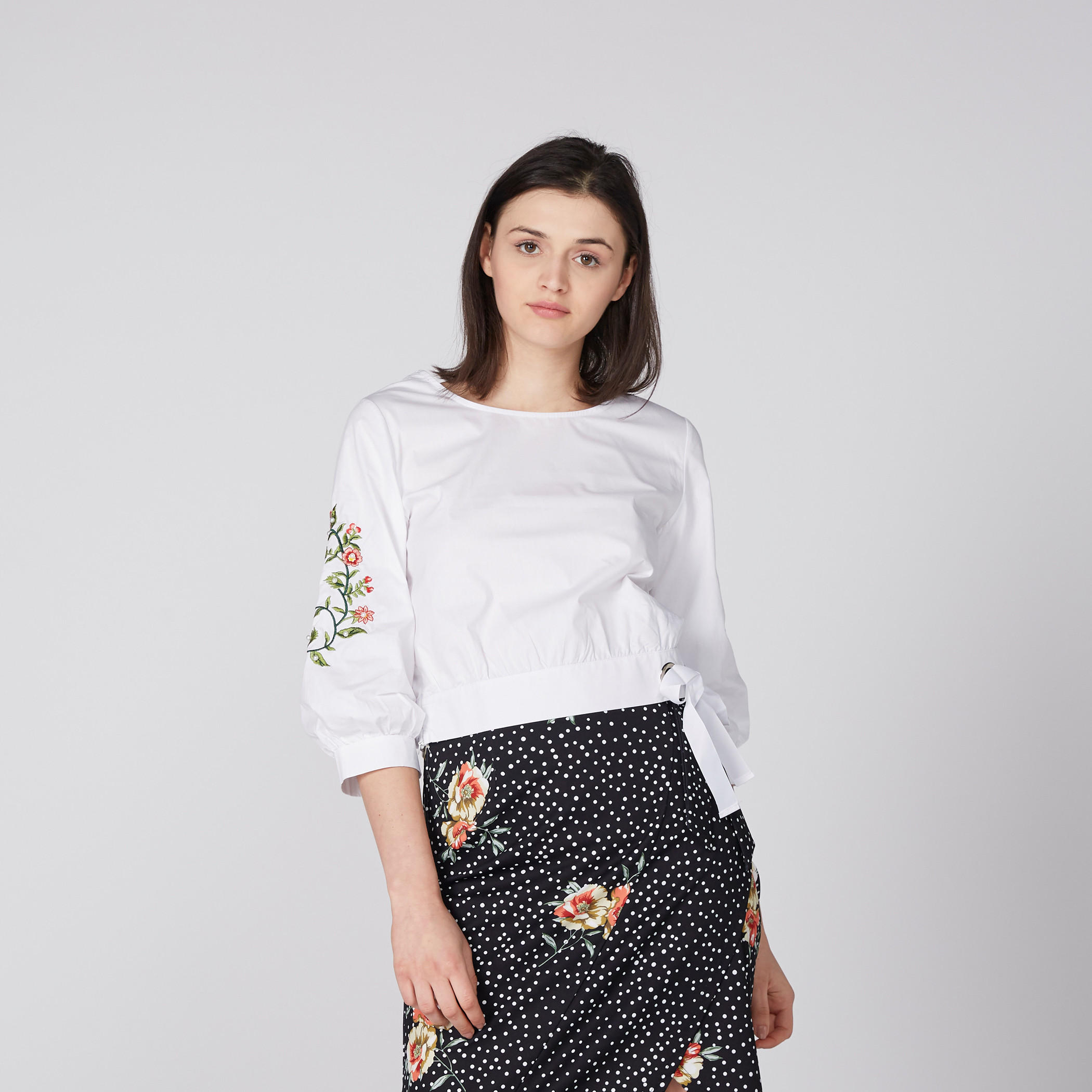 بلوزة قصيرة مطرّزة بياقة قارب وأكمام 3/4-women-clothing-shirtsandblouses-blouses-image-1