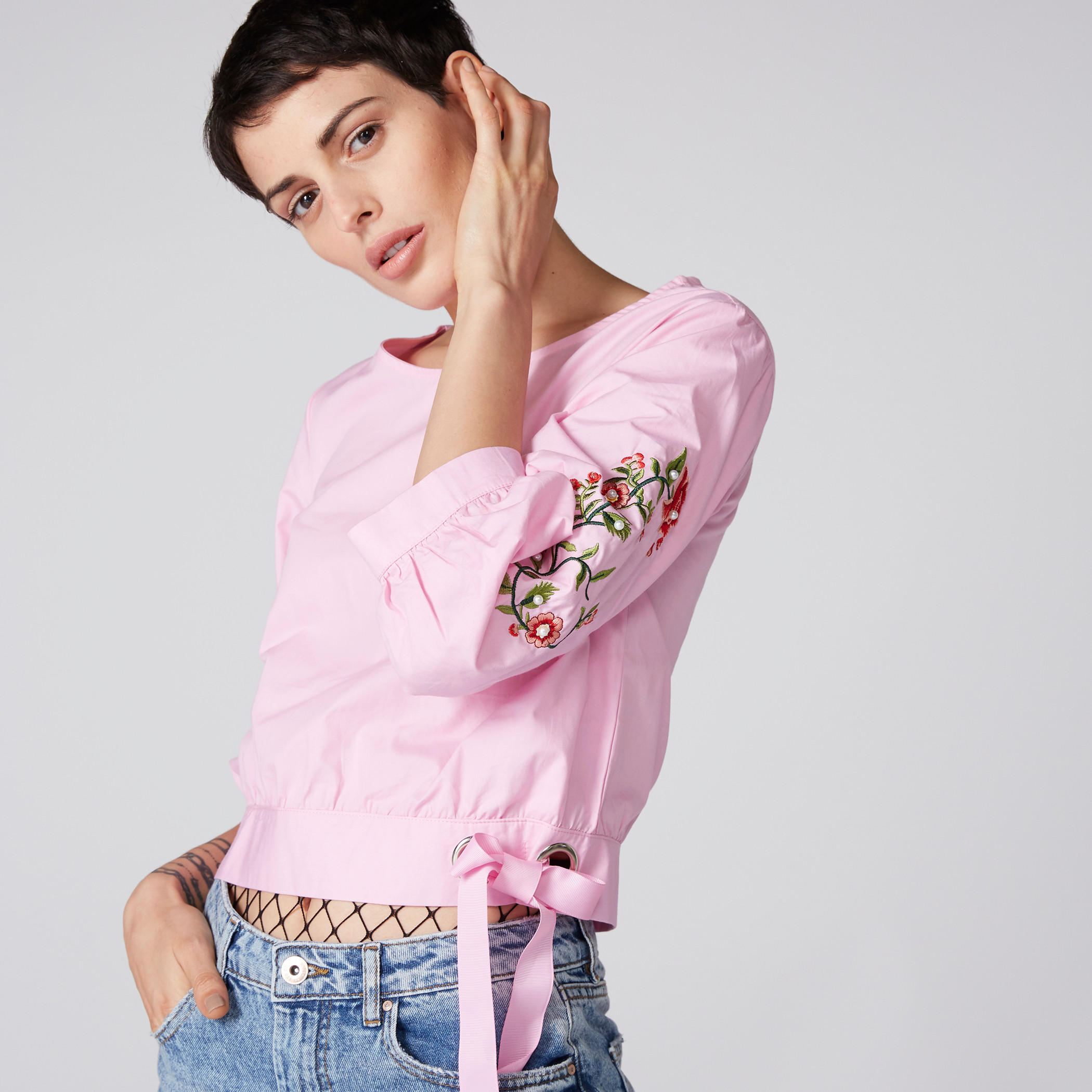 بلوزة مطرزة بياقة قارب وأكمام طويلة وتفاصيل لؤلؤ-women-clothing-shirtsandblouses-blouses-image-1