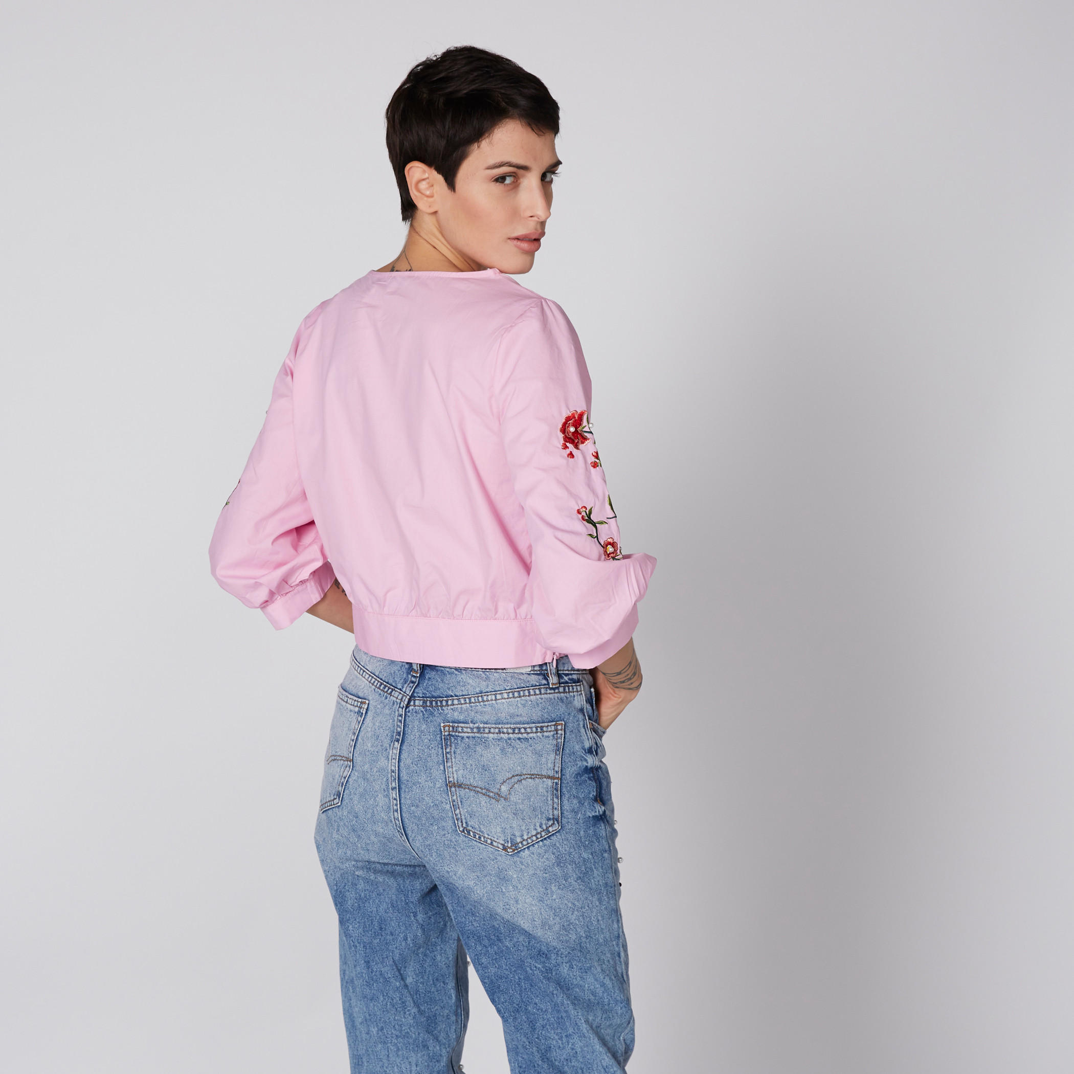 بلوزة مطرزة بياقة قارب وأكمام طويلة وتفاصيل لؤلؤ-women-clothing-shirtsandblouses-blouses-image-2
