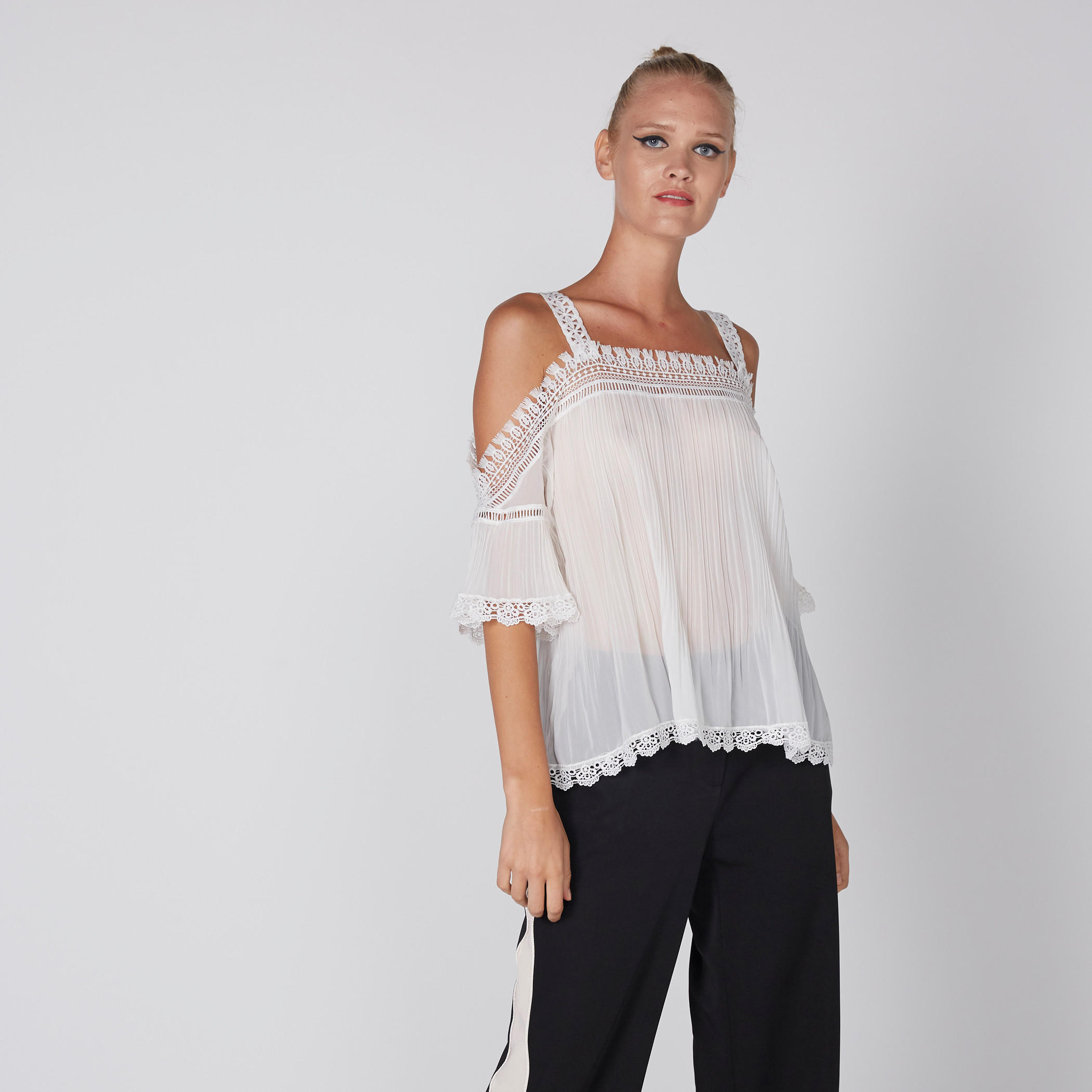 بلوزة بتفاصيل مفرّغة ودانتيل-women-clothing-shirtsandblouses-blouses-image-1