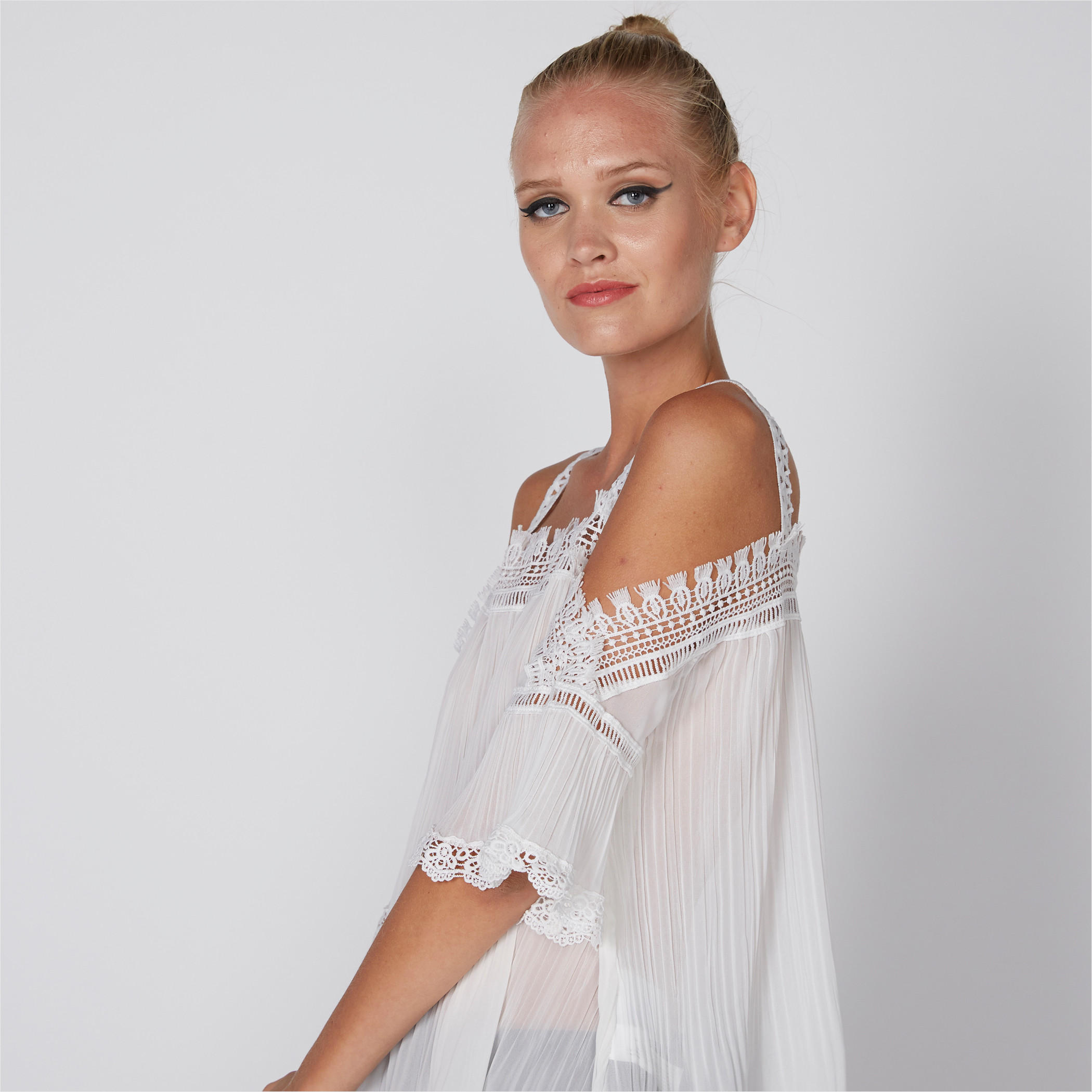 بلوزة بتفاصيل مفرّغة ودانتيل-women-clothing-shirtsandblouses-blouses-image-3
