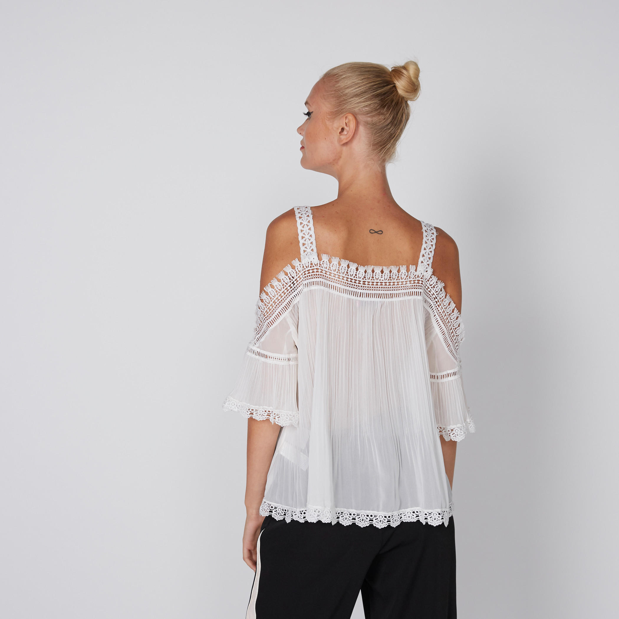 بلوزة بتفاصيل مفرّغة ودانتيل-women-clothing-shirtsandblouses-blouses-image-4