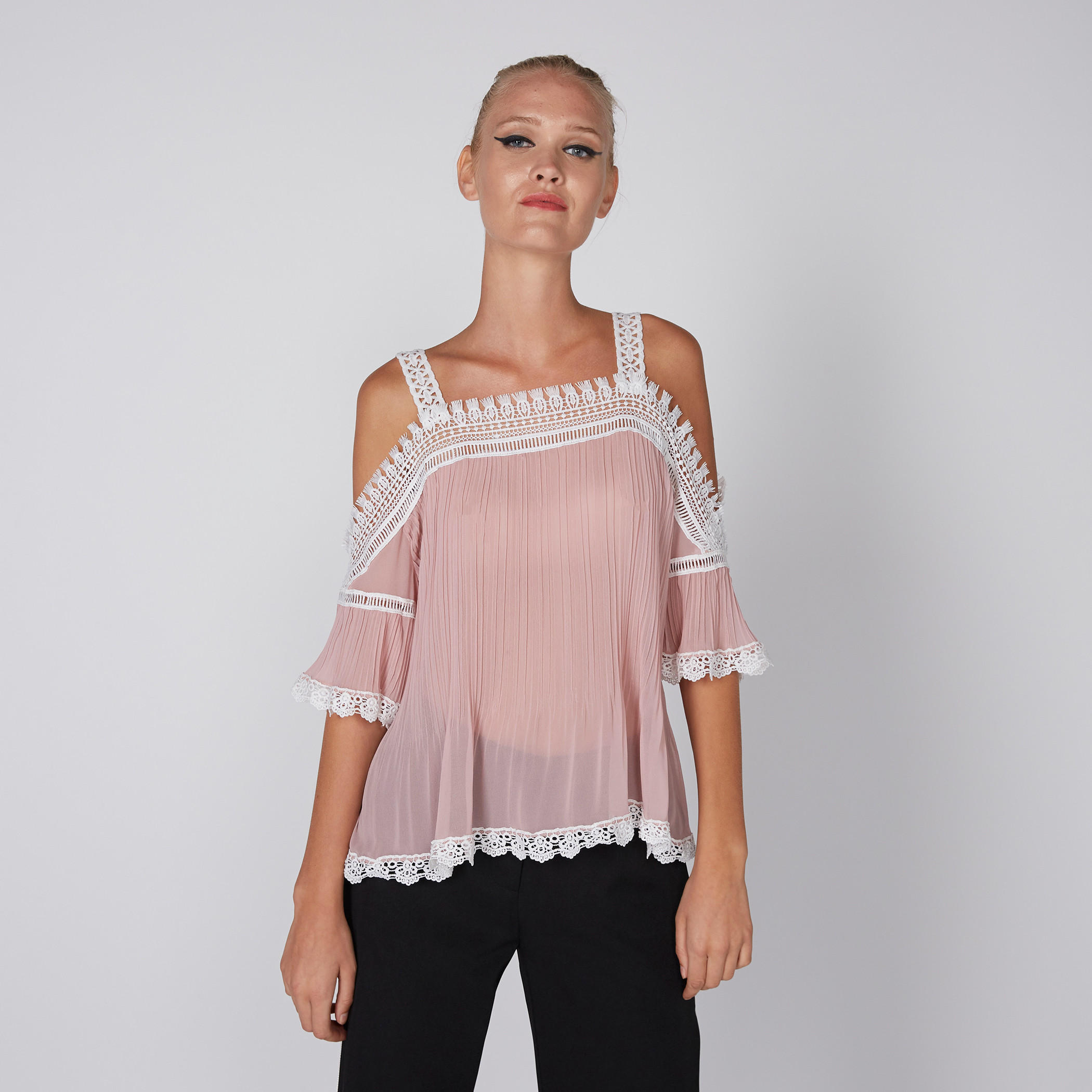 بلوزة مكشوفة الأكتاف بطيّات وتفاصيل دانتيل-women-clothing-shirtsandblouses-blouses-image-1