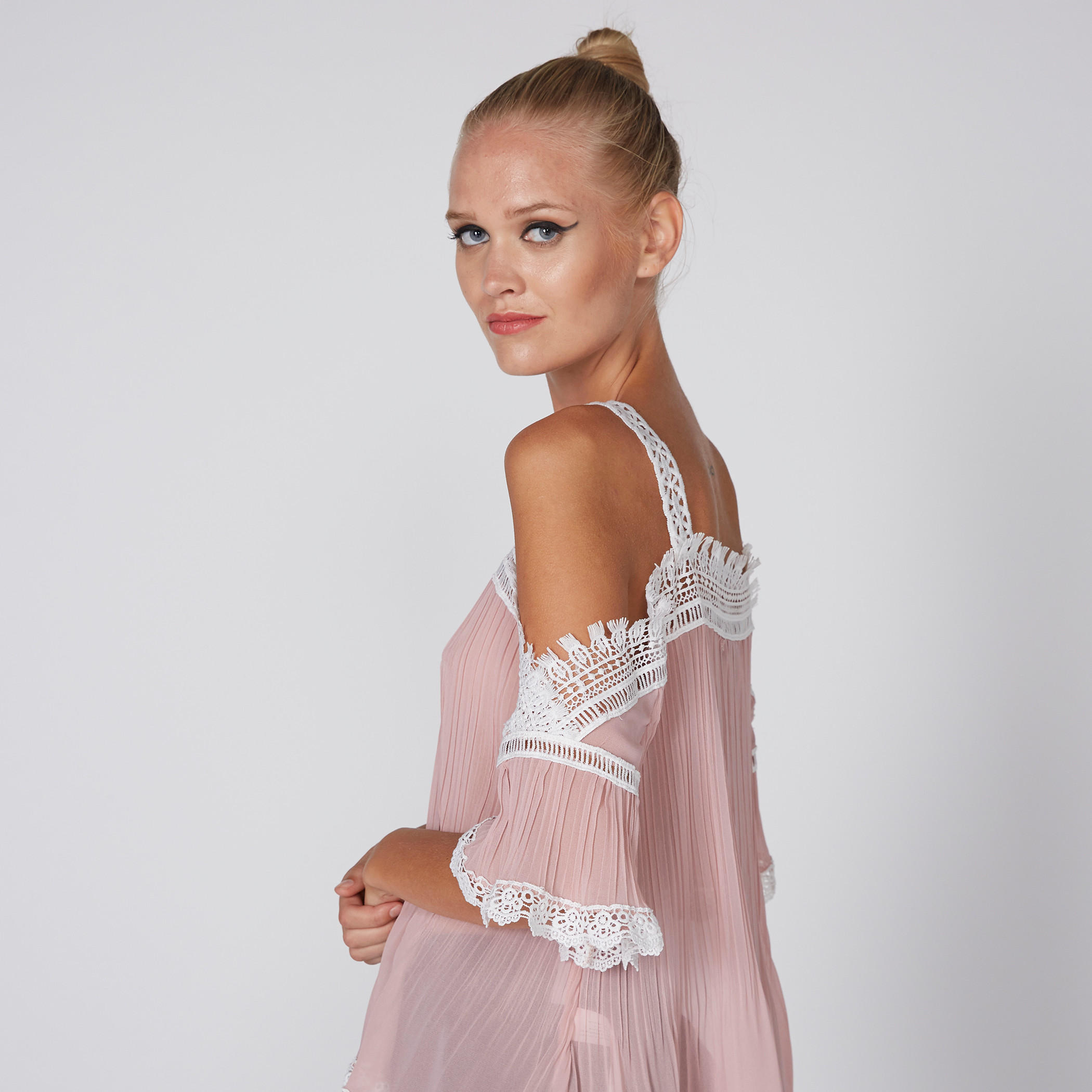 بلوزة مكشوفة الأكتاف بطيّات وتفاصيل دانتيل-women-clothing-shirtsandblouses-blouses-image-2