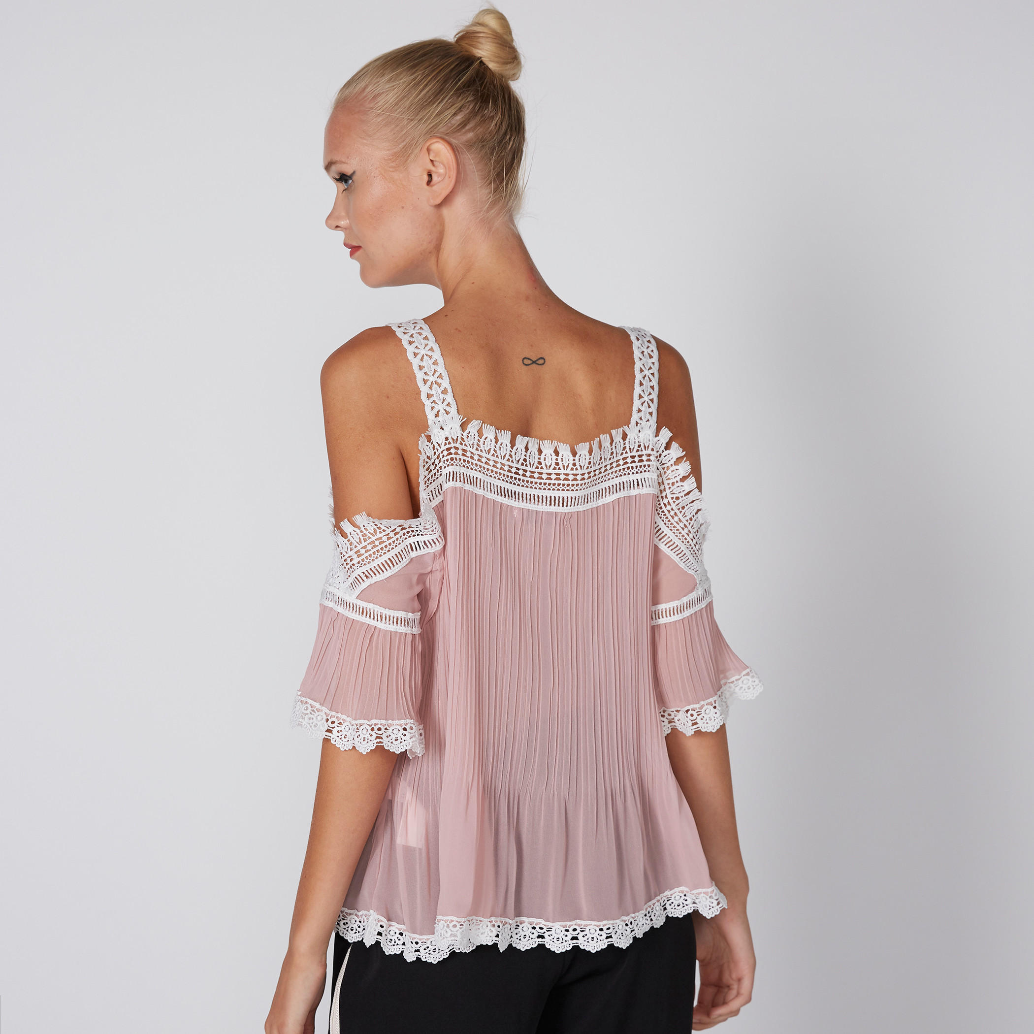 بلوزة مكشوفة الأكتاف بطيّات وتفاصيل دانتيل-women-clothing-shirtsandblouses-blouses-image-4