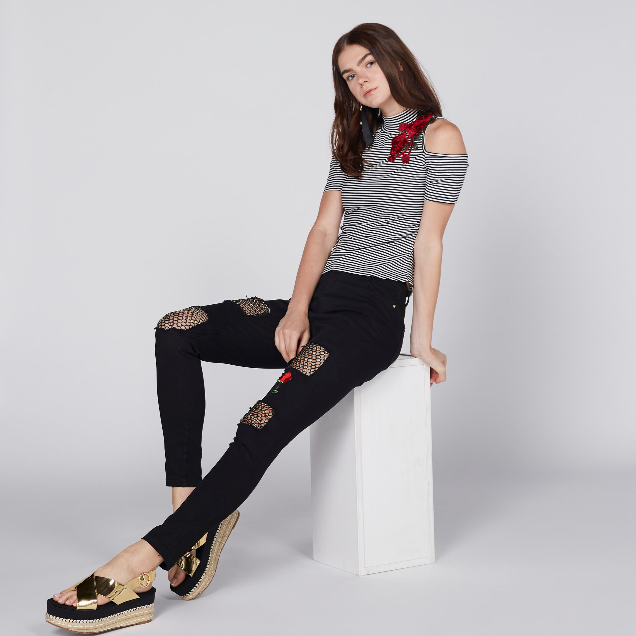 بلوزة بأكتاف مكشوفة وياقة عالية وتزيينات الأزهار-women-clothing-shirtsandblouses-blouses-image-1