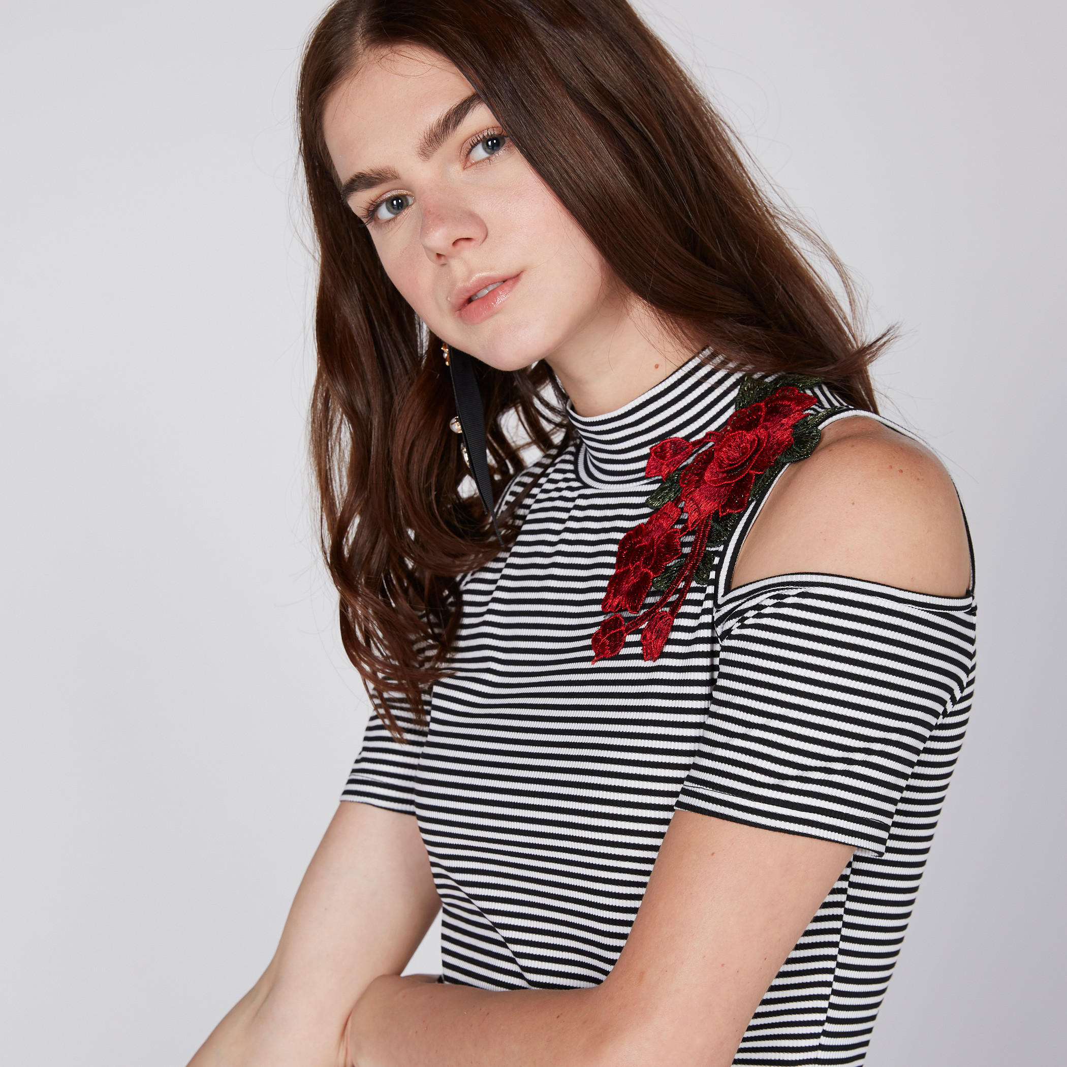 بلوزة بأكتاف مكشوفة وياقة عالية وتزيينات الأزهار-women-clothing-shirtsandblouses-blouses-image-2