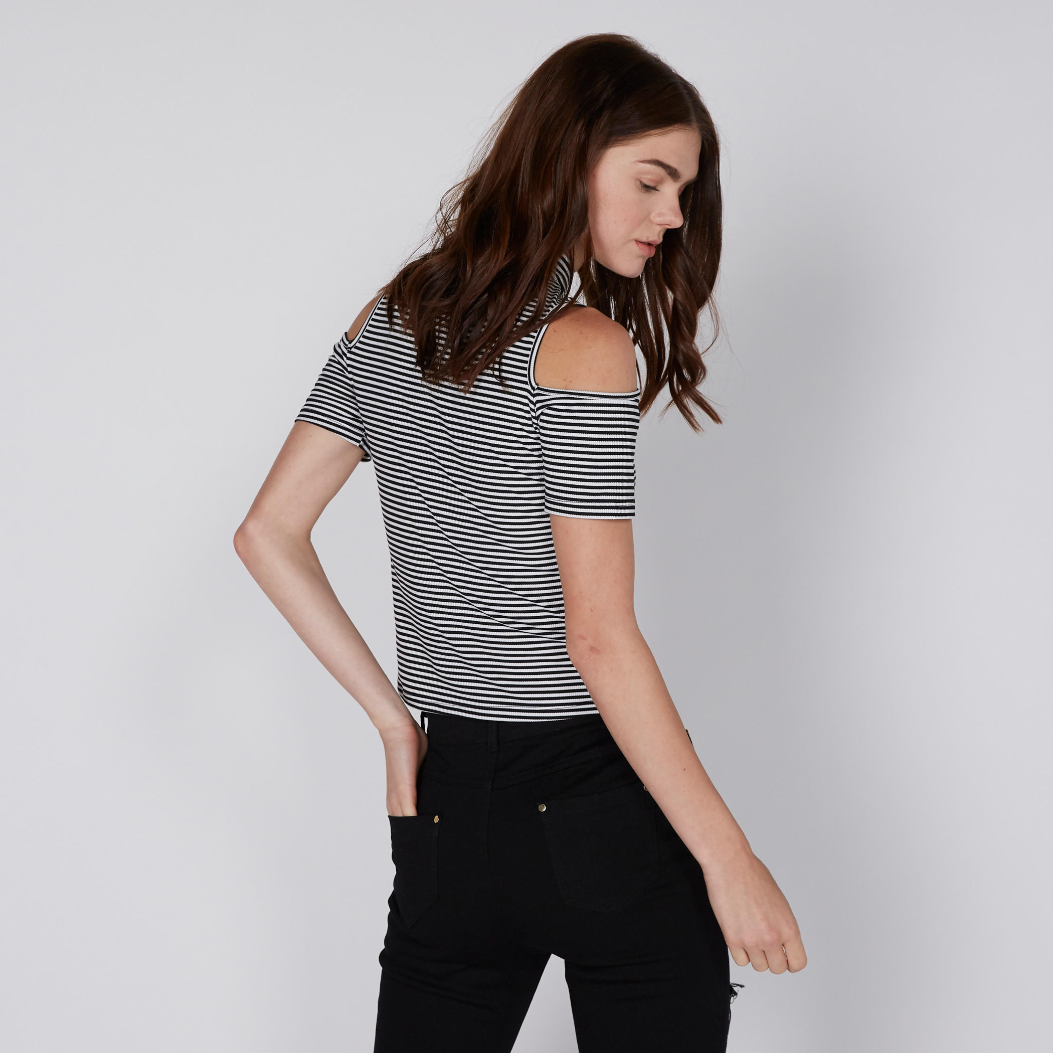 بلوزة بأكتاف مكشوفة وياقة عالية وتزيينات الأزهار-women-clothing-shirtsandblouses-blouses-image-3