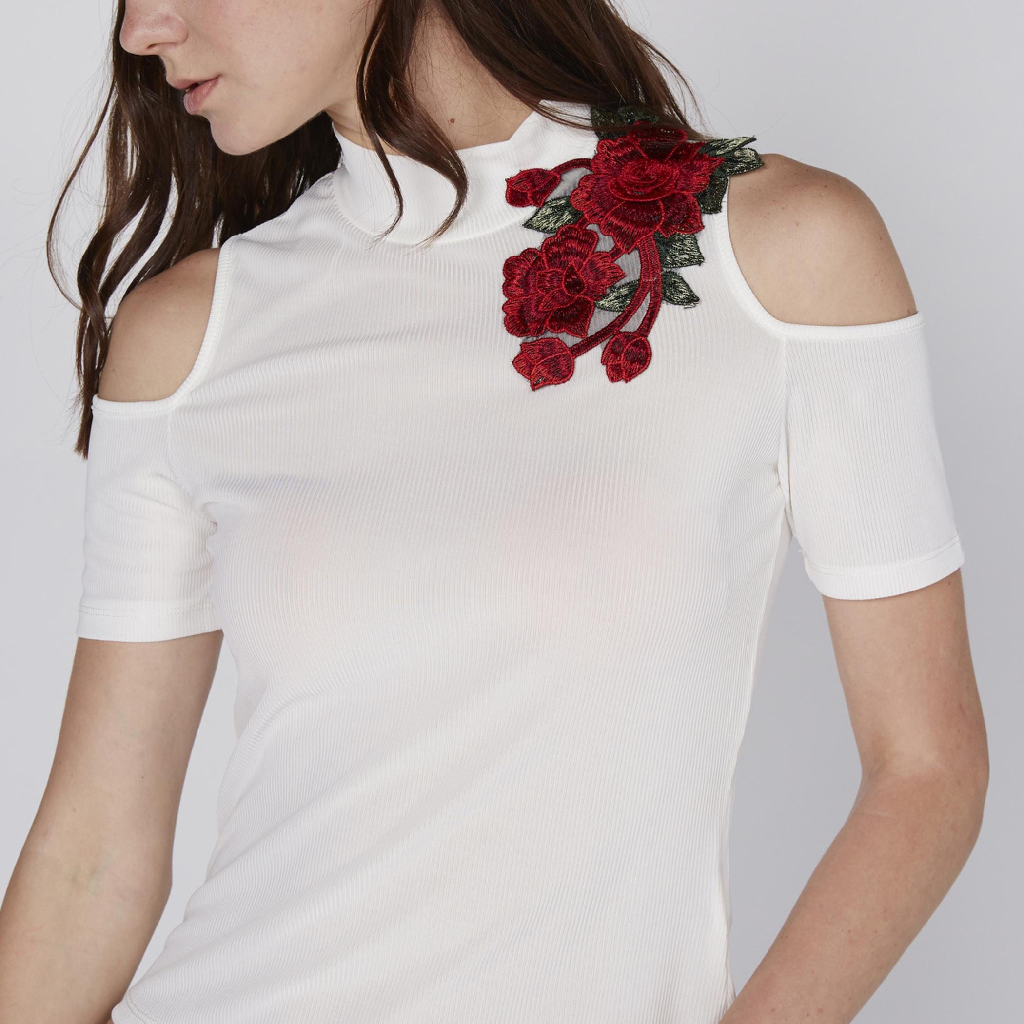بلوزة مقلّمة بأكتاف مكشوفة وياقة عالية وتزيينات زهور-women-clothing-shirtsandblouses-blouses-image-1