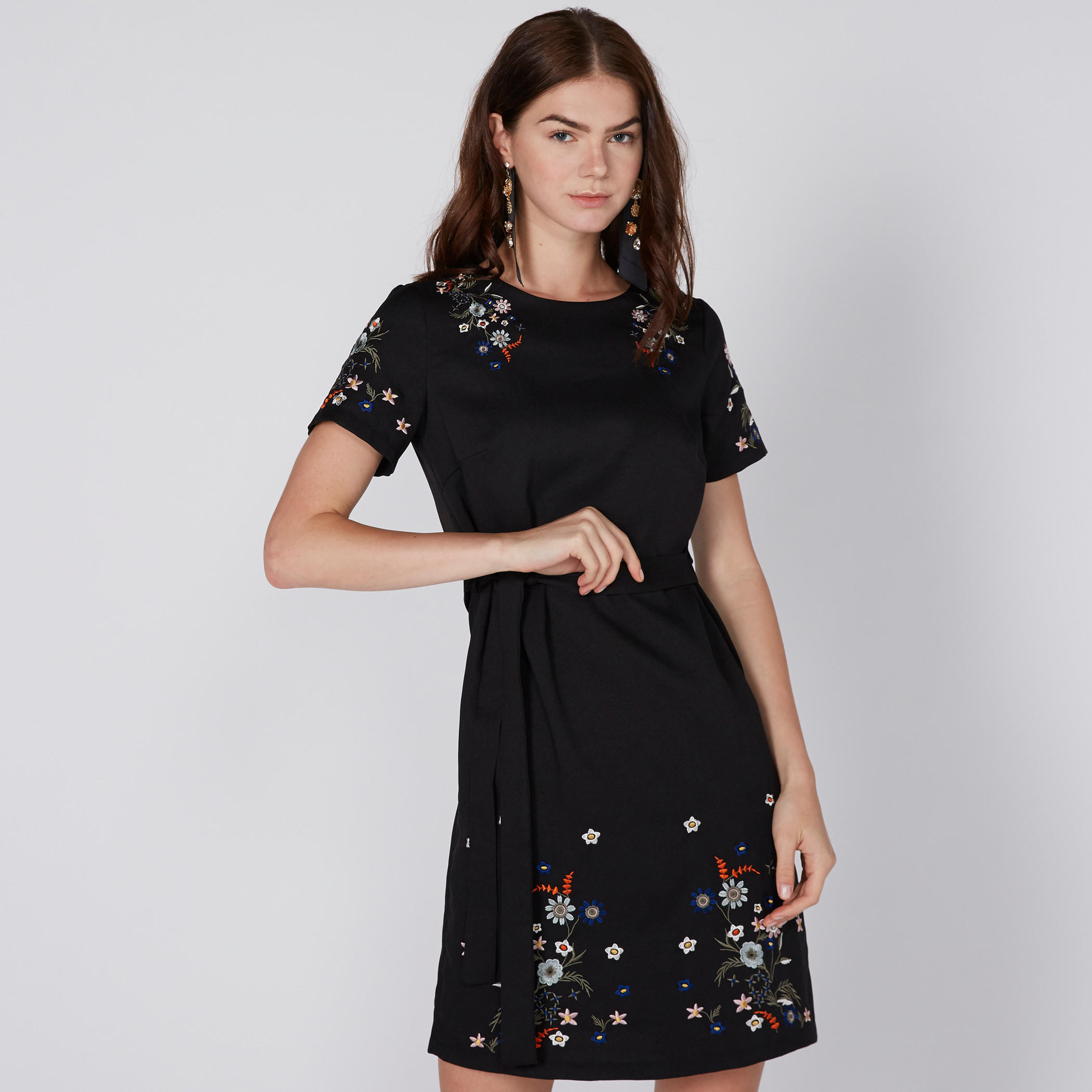 فستان مطرّز بأكمام قصيرة ورباط-women-clothing-dresses-image-1