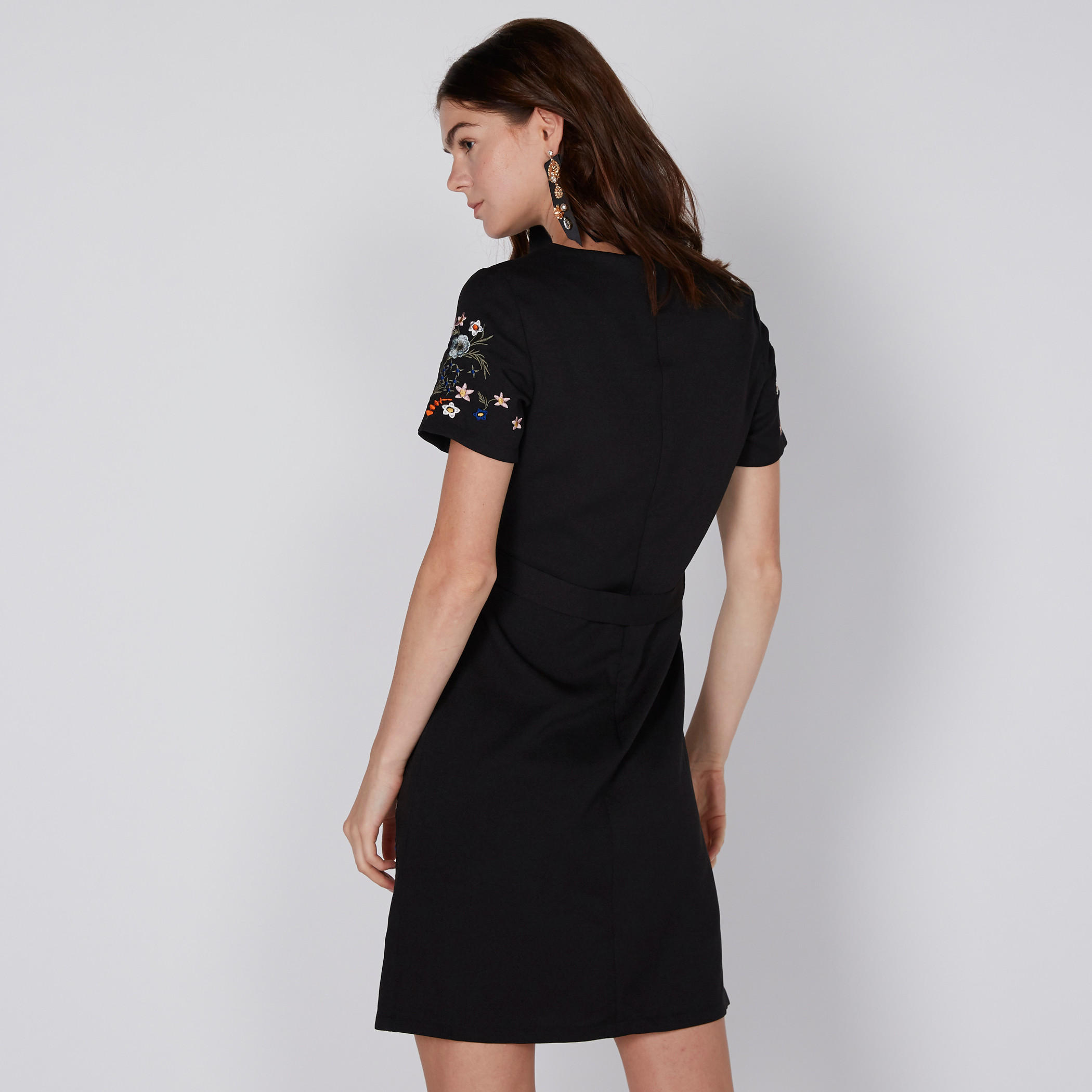 فستان مطرّز بأكمام قصيرة ورباط-women-clothing-dresses-image-3