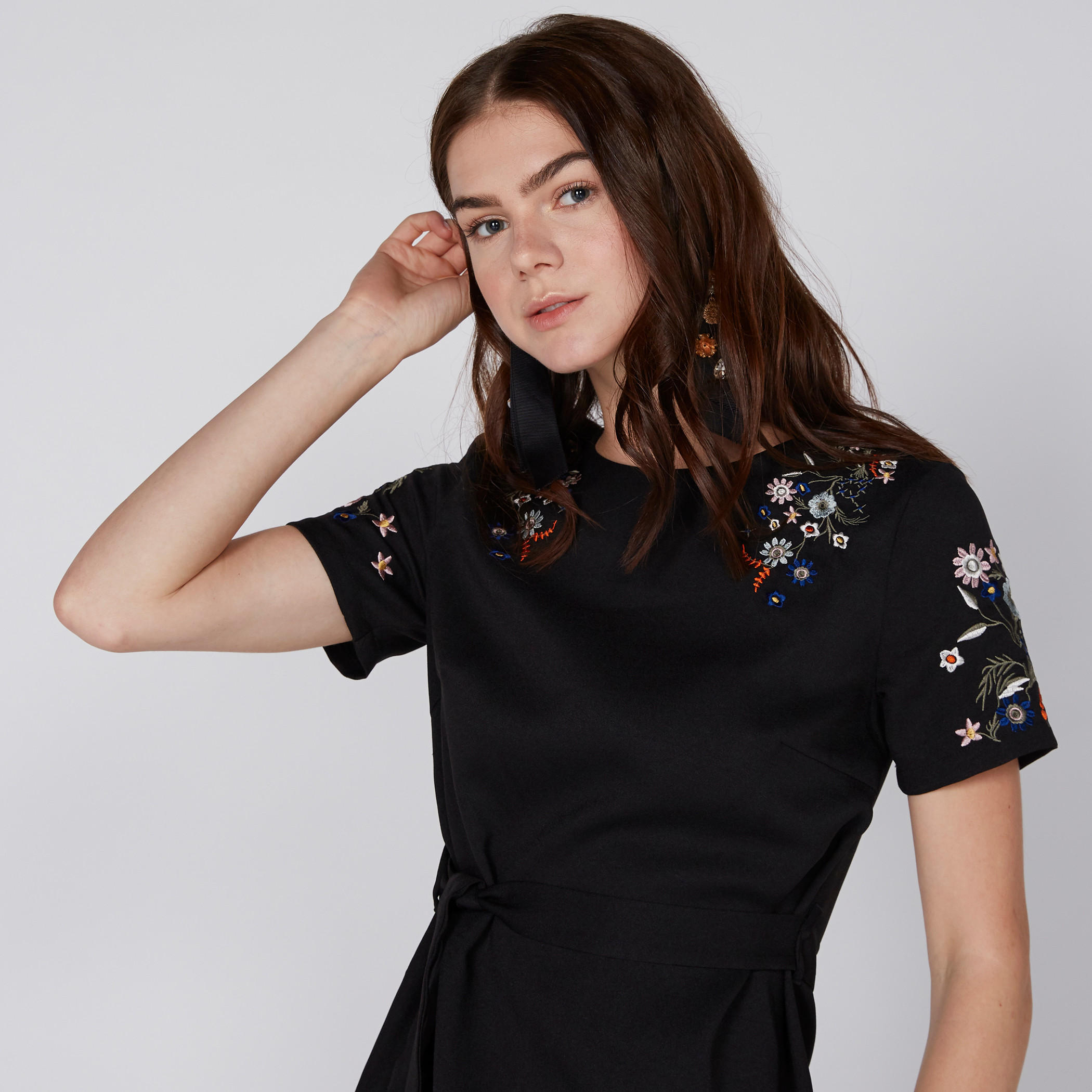 فستان مطرّز بأكمام قصيرة ورباط-women-clothing-dresses-image-4