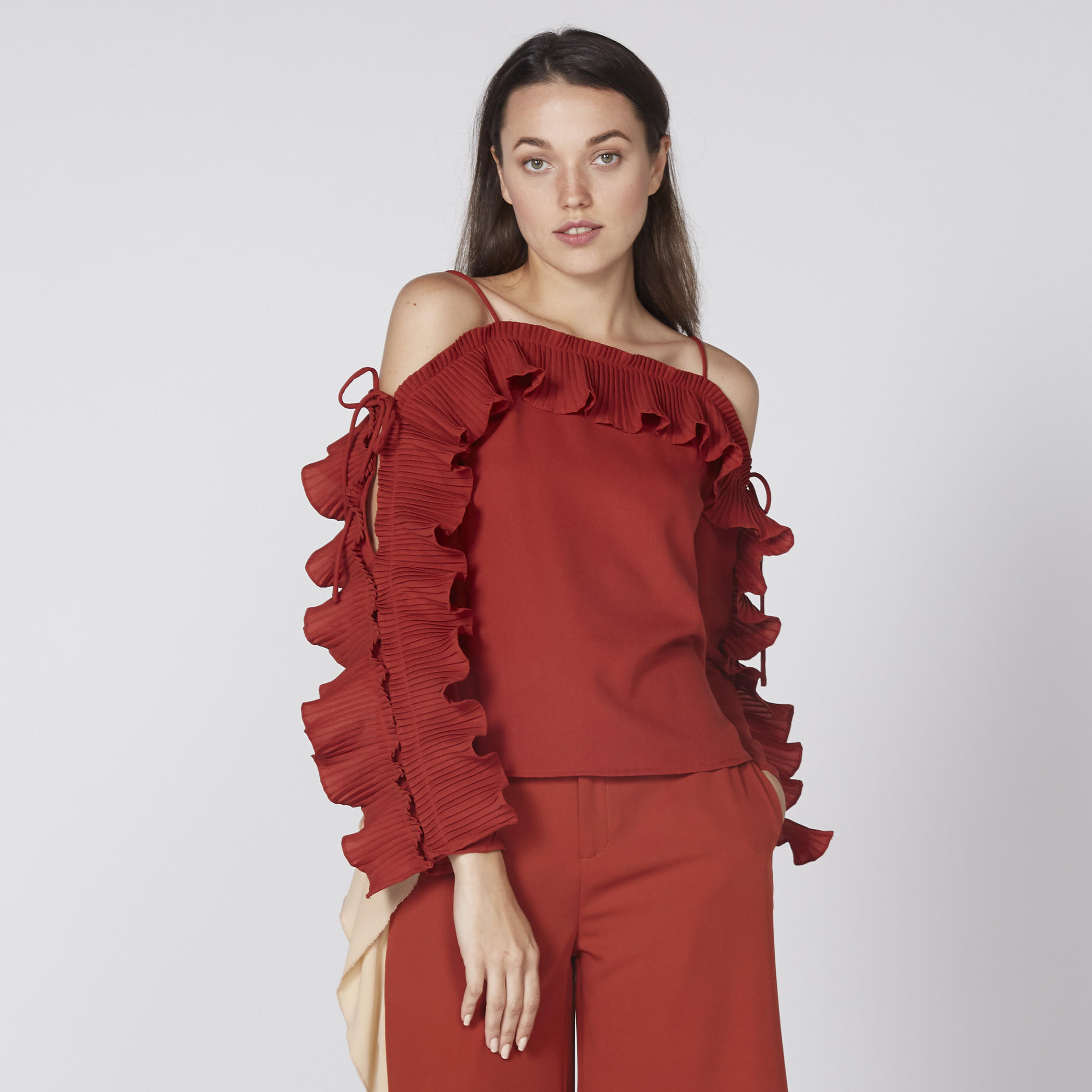 بلوزة بأكتاف مكشوفة وأكمام طويلة مزيّنة بتفاصيل كشكش-women-clothing-shirtsandblouses-blouses-image-1