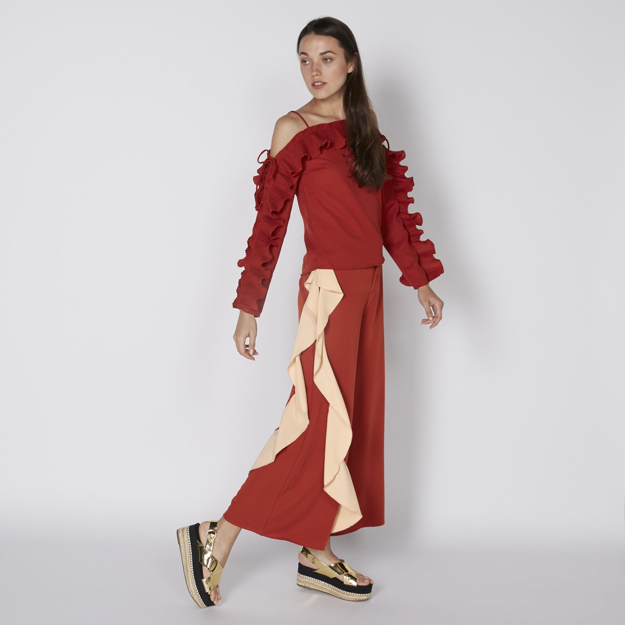 بلوزة بأكتاف مكشوفة وأكمام طويلة مزيّنة بتفاصيل كشكش-women-clothing-shirtsandblouses-blouses-image-2