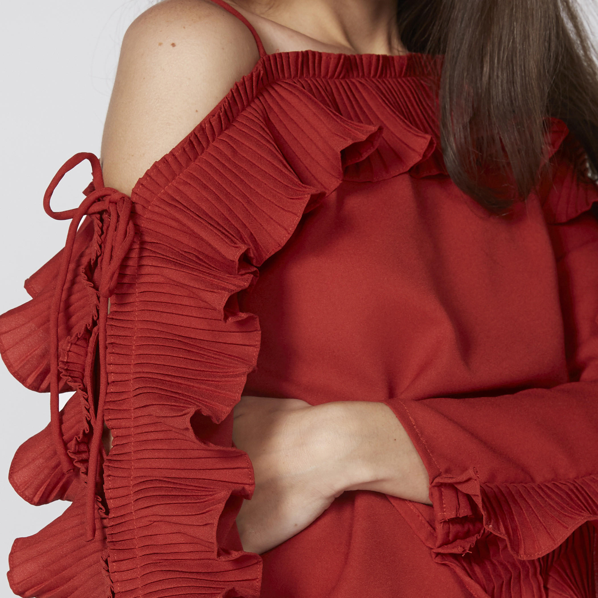 بلوزة بأكتاف مكشوفة وأكمام طويلة مزيّنة بتفاصيل كشكش-women-clothing-shirtsandblouses-blouses-image-3