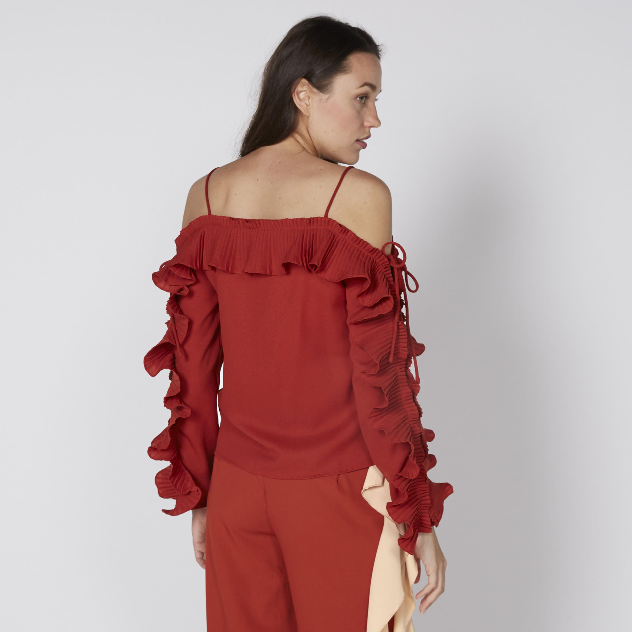 بلوزة بأكتاف مكشوفة وأكمام طويلة مزيّنة بتفاصيل كشكش-women-clothing-shirtsandblouses-blouses-image-4