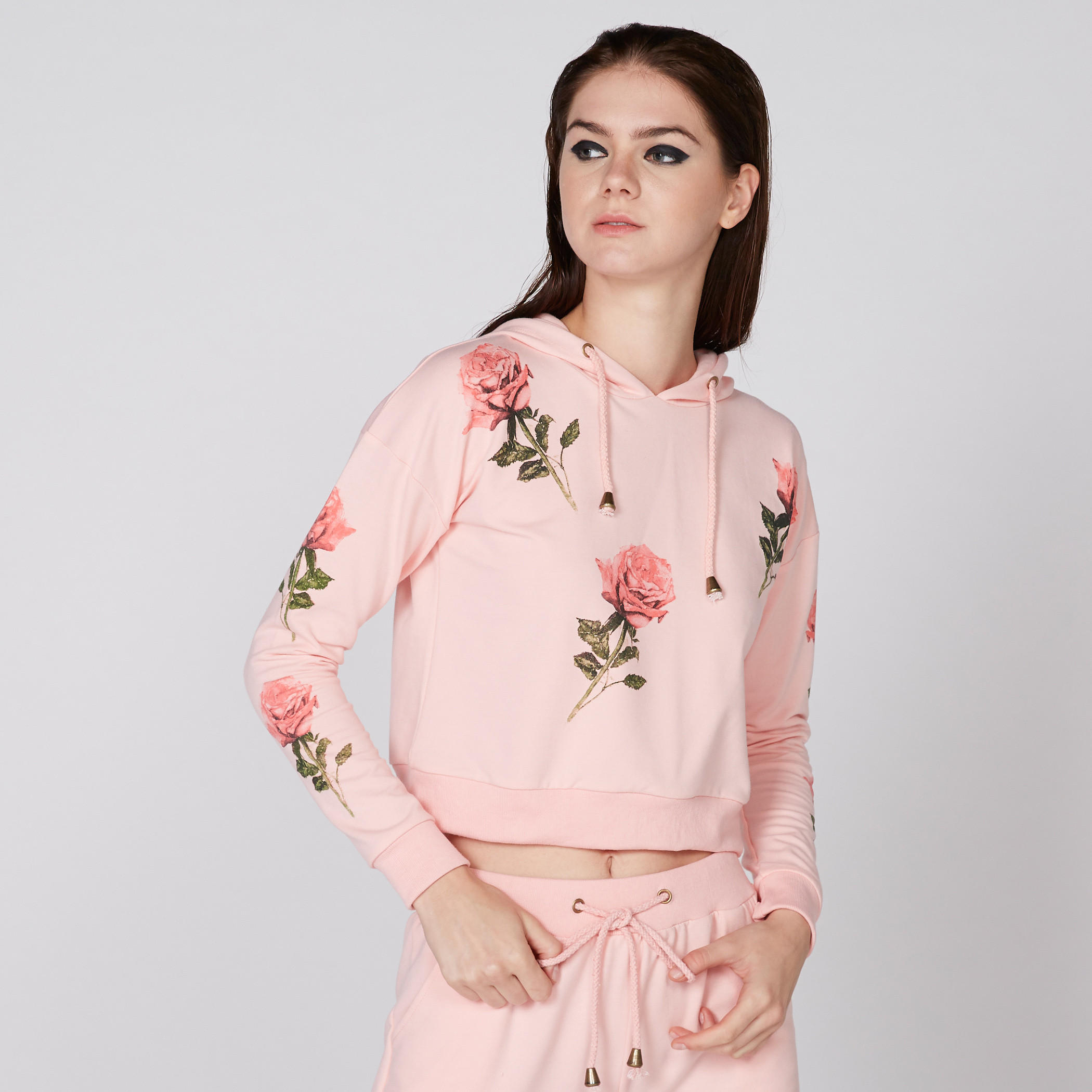 سويت شيرت قصير بأكمام طويلة وطبعات مع قبّعة-women-winterwear-hoodiesandsweatshirts-hoodies-image-1
