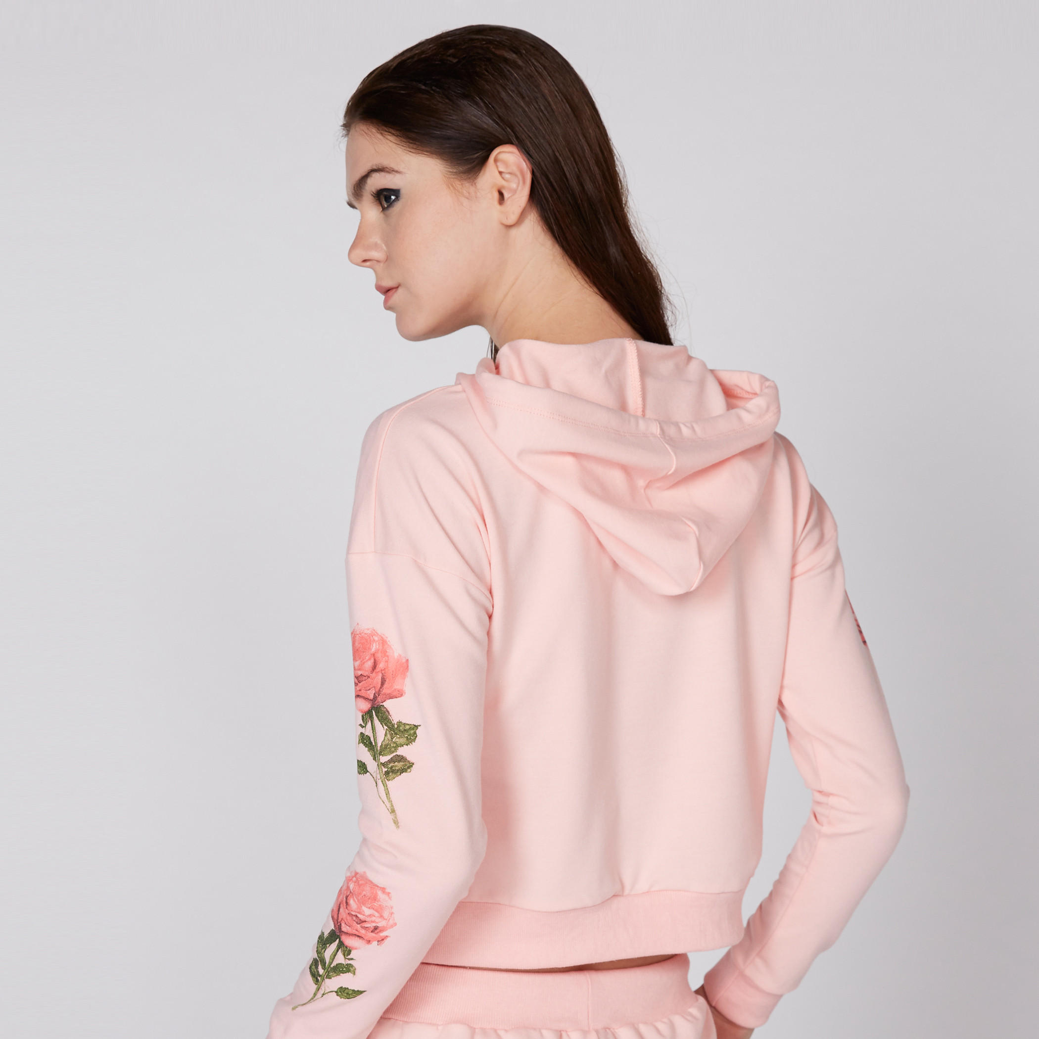 سويت شيرت قصير بأكمام طويلة وطبعات مع قبّعة-women-winterwear-hoodiesandsweatshirts-hoodies-image-3