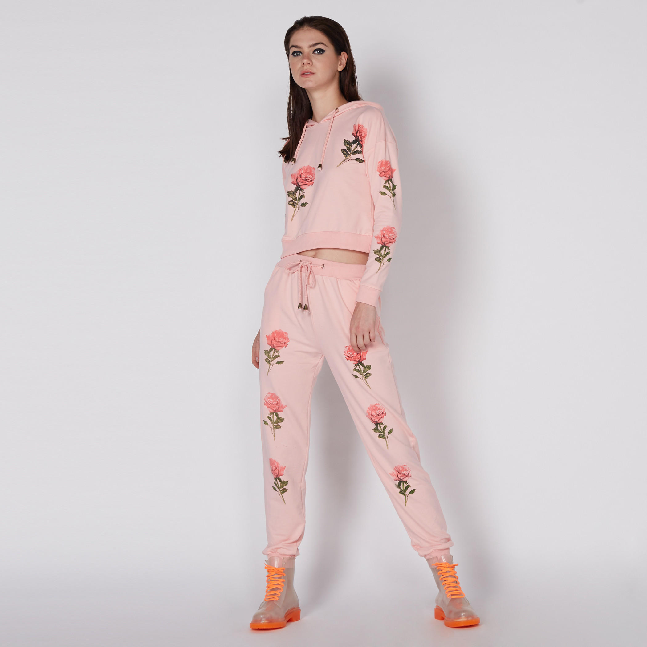 سويت شيرت قصير بأكمام طويلة وطبعات مع قبّعة-women-winterwear-hoodiesandsweatshirts-hoodies-image-4