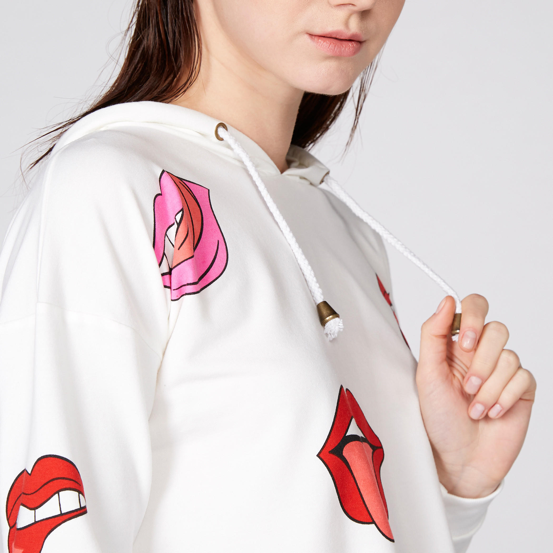 سويت شيرت قصير بأكمام طويلة وطبعات مع قبّعة-women-winterwear-hoodiesandsweatshirts-hoodies-image-2