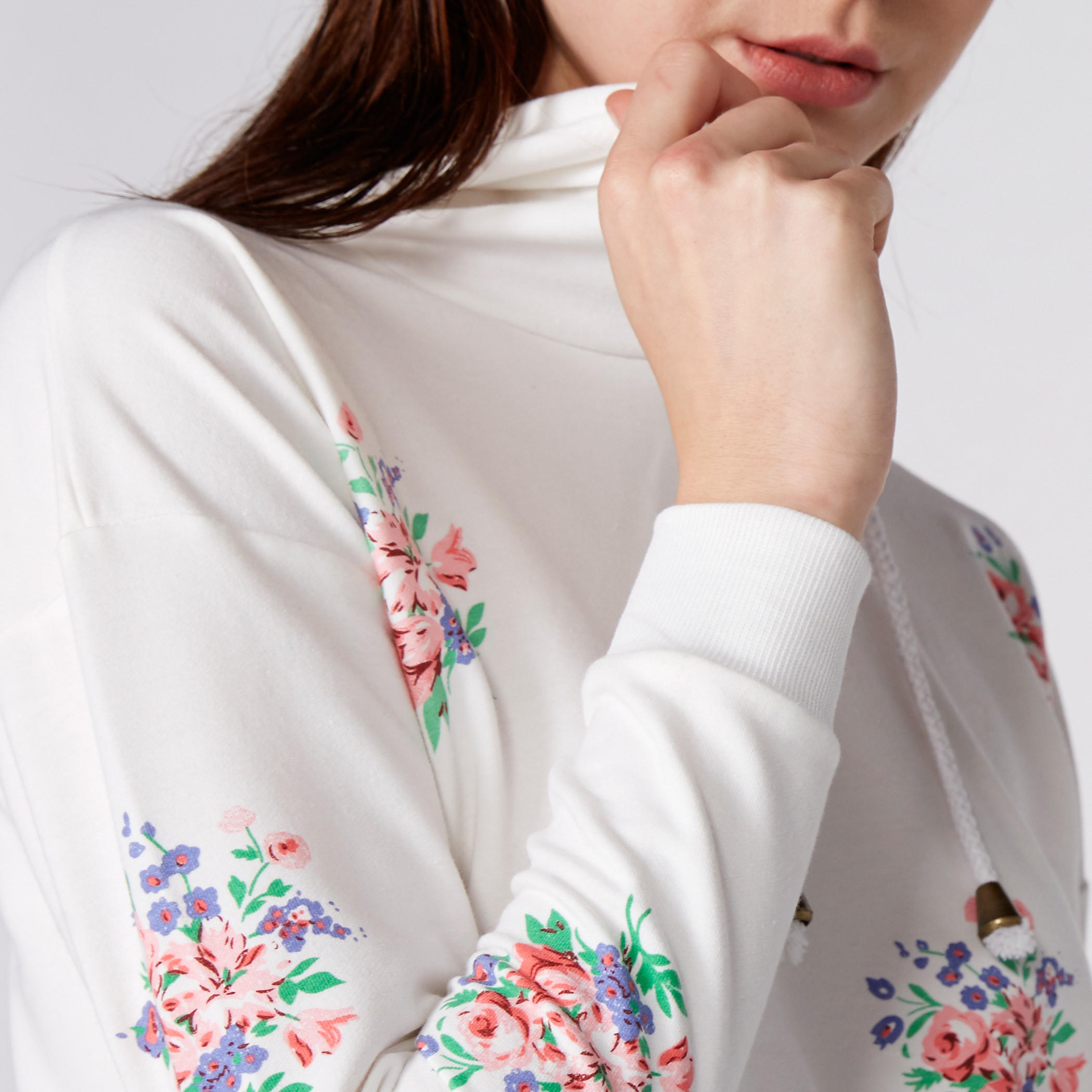 سويت شيرت قصير بأكمام طويلة وطبعات مع قبّعة-women-winterwear-hoodiesandsweatshirts-hoodies-image-1