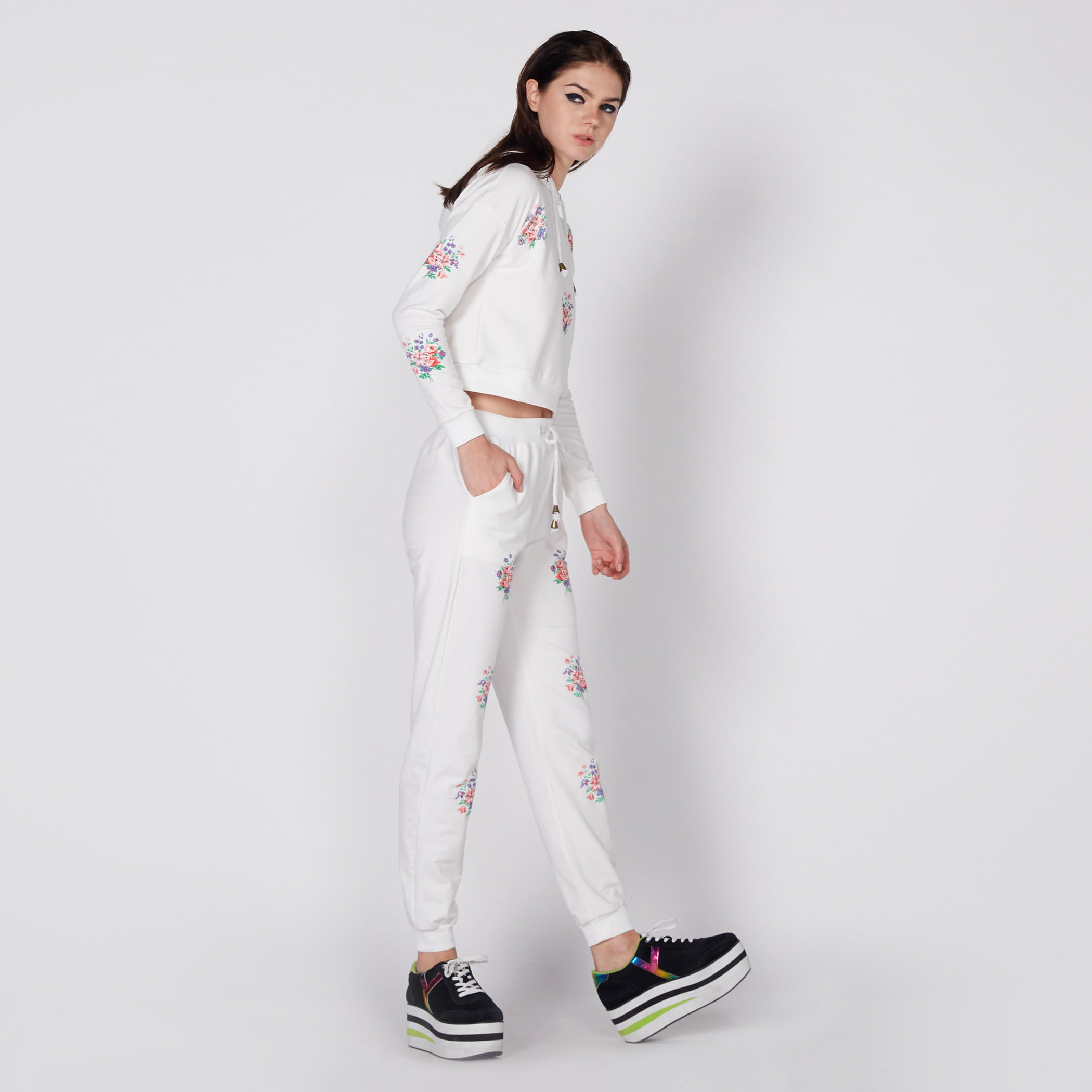 سويت شيرت قصير بأكمام طويلة وطبعات مع قبّعة-women-winterwear-hoodiesandsweatshirts-hoodies-image-3