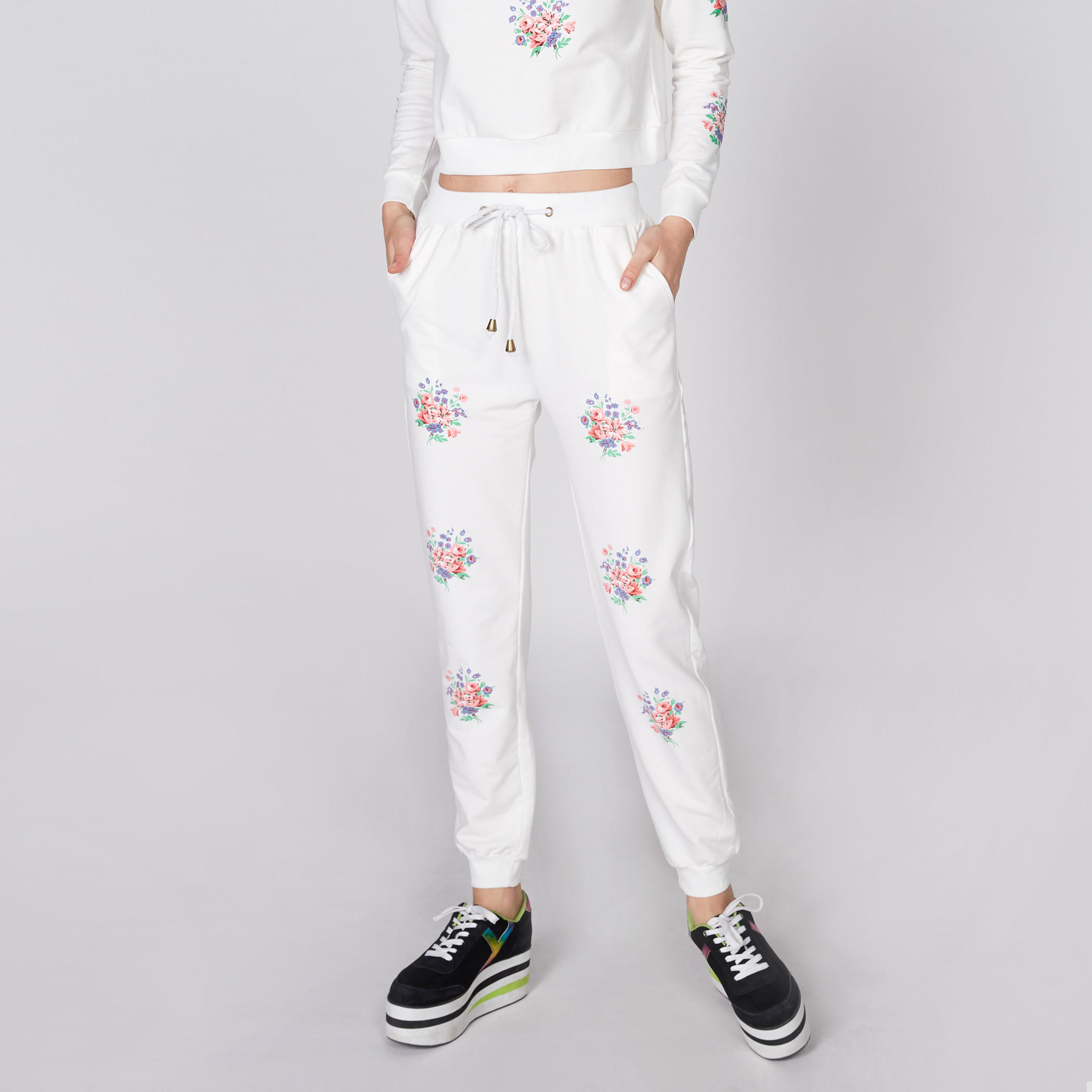 بنطال رياضي طويل بخصر مطاطّي وطبعات-women-clothing-bottoms-joggers-image-1