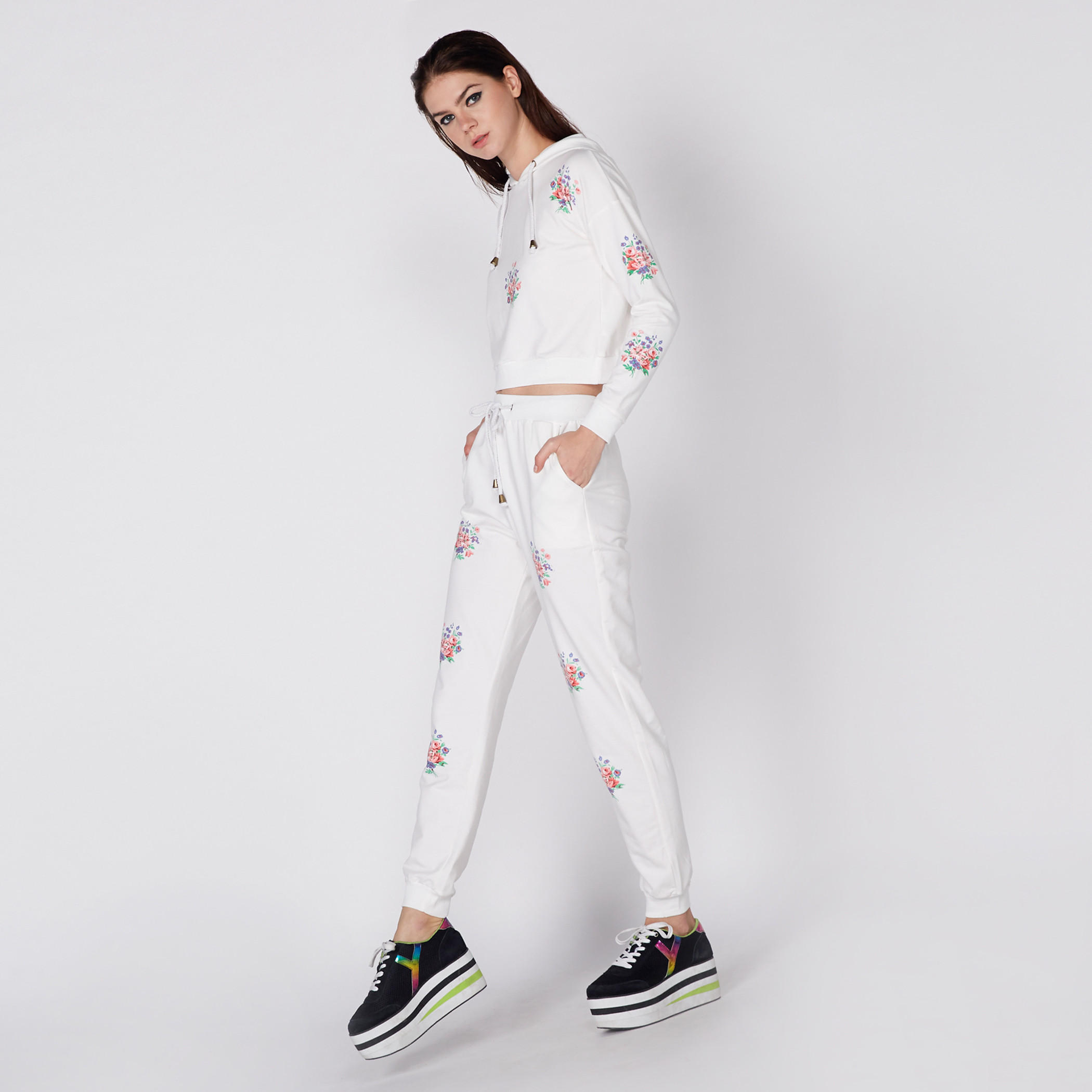 بنطال رياضي طويل بخصر مطاطّي وطبعات-women-clothing-bottoms-joggers-image-2