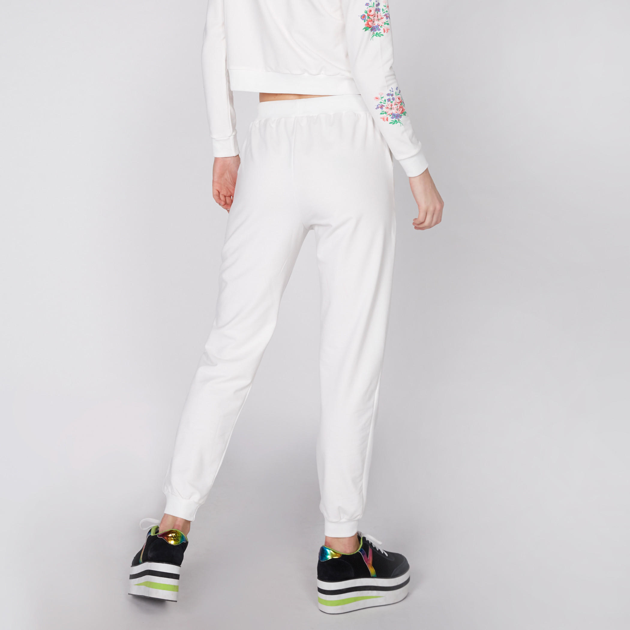 بنطال رياضي طويل بخصر مطاطّي وطبعات-women-clothing-bottoms-joggers-image-4