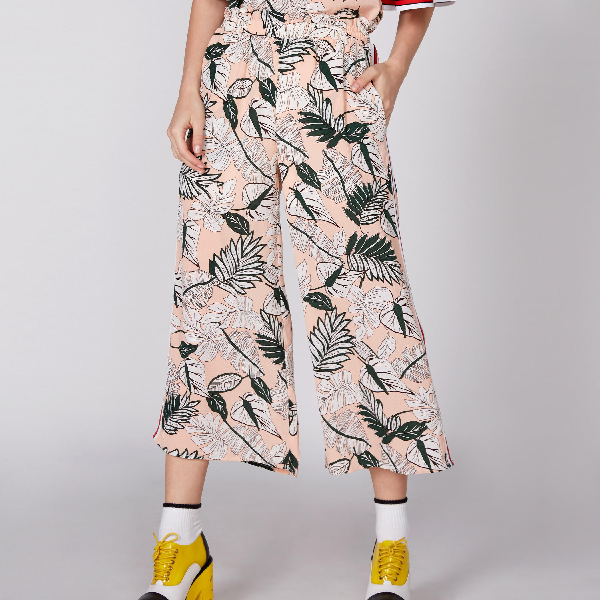 بنطال واسع الساقين بخصر مطّاطي وجيوب مع طبعات-women-clothing-bottoms-trousers-image-1