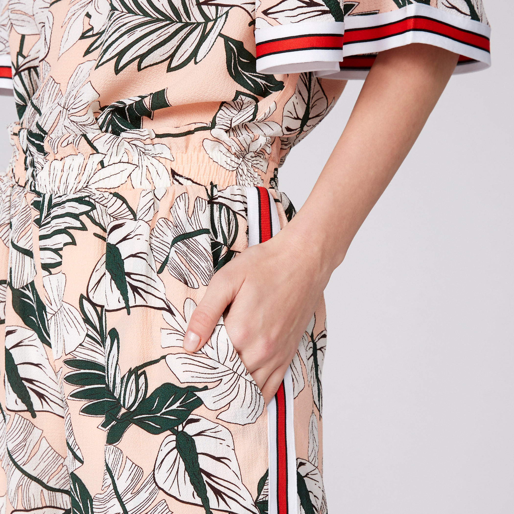 بنطال واسع الساقين بخصر مطّاطي وجيوب مع طبعات-women-clothing-bottoms-trousers-image-2