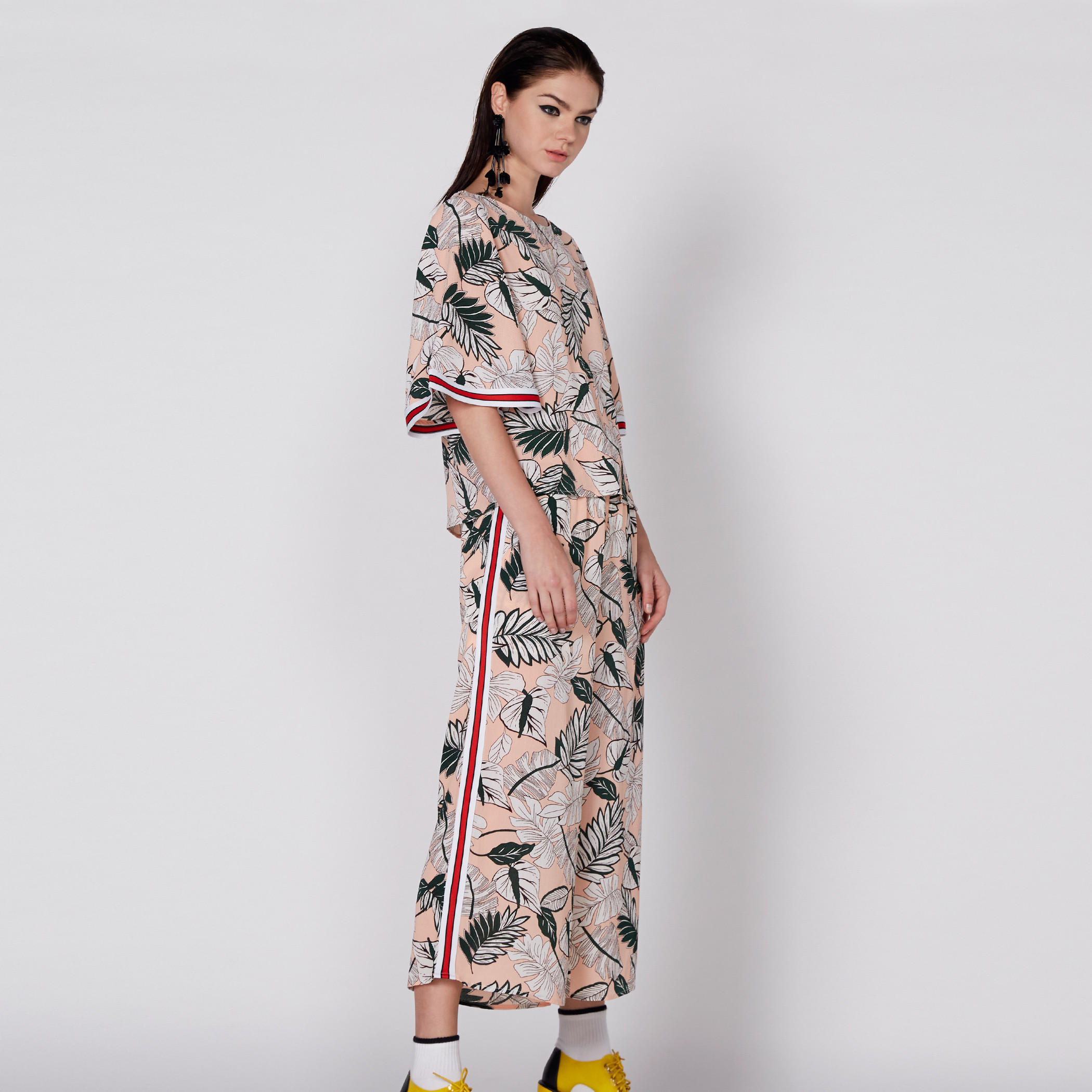 بنطال واسع الساقين بخصر مطّاطي وجيوب مع طبعات-women-clothing-bottoms-trousers-image-3